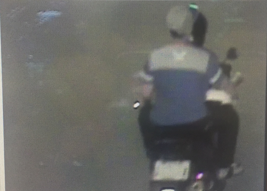 小情侶騎車搶外勞得手1000元。(警方提供)