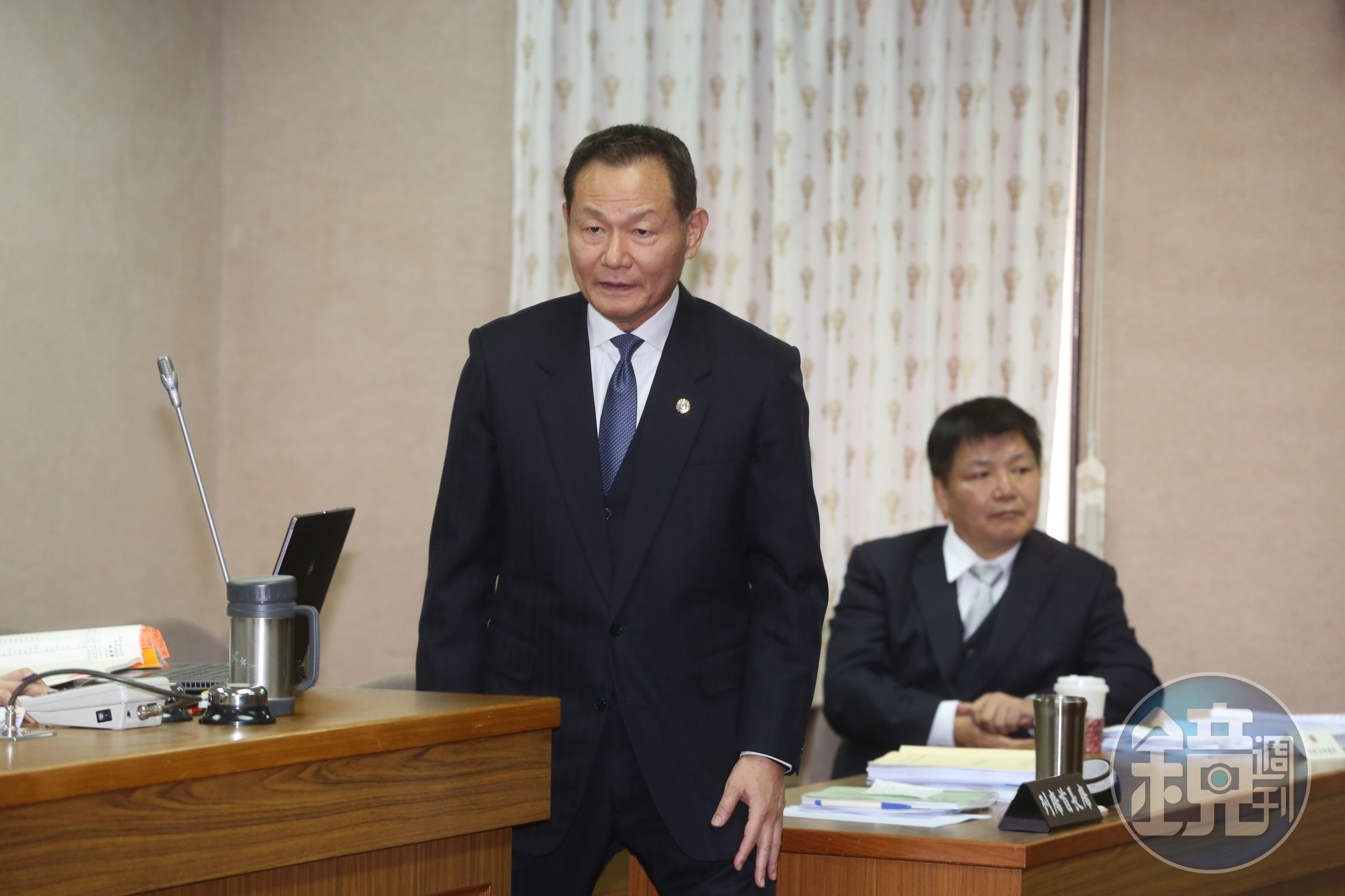 今天退輔會主委李翔宙在立法院國防委員會中被藍委質疑求官，下午宣布請辭。