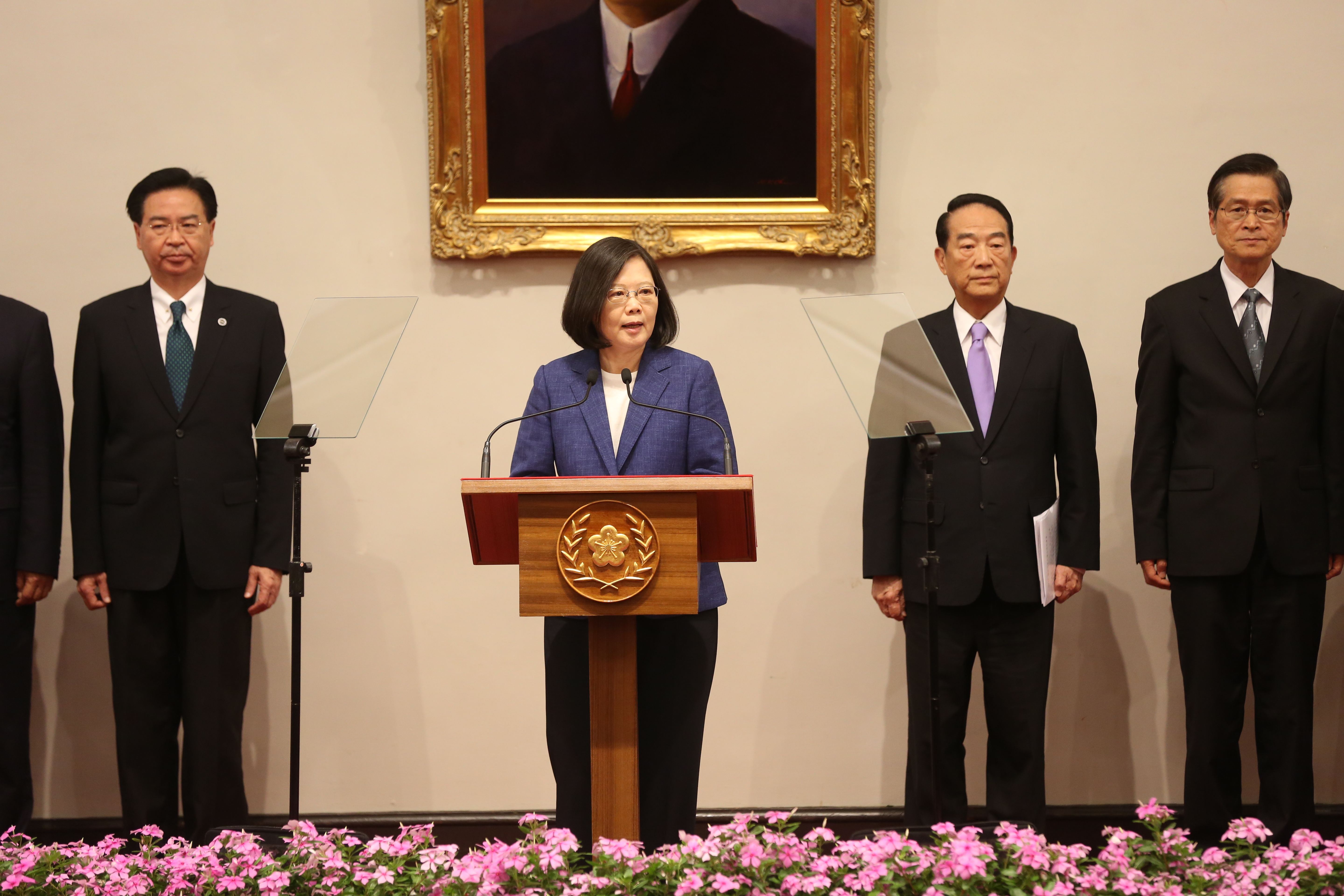 總統蔡英文親自宣布亞太經濟合作會議（APEC）特使人選，並邀宋楚瑜一同出席。