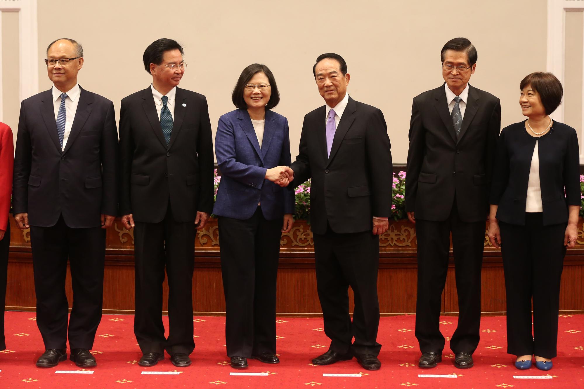 蔡英文表示,去年宋楚瑜擔任領袖代表的優異表現獲得各方肯定,所以今年再次委請宋擔任特使。