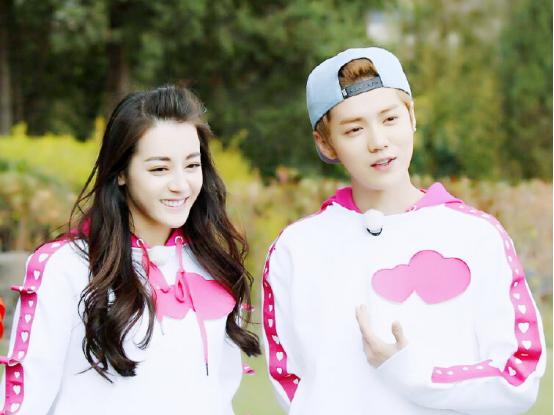 迪麗熱巴今年擔任《奔跑吧》固定班底，與鹿晗在節目互動親密。（翻攝自微博）