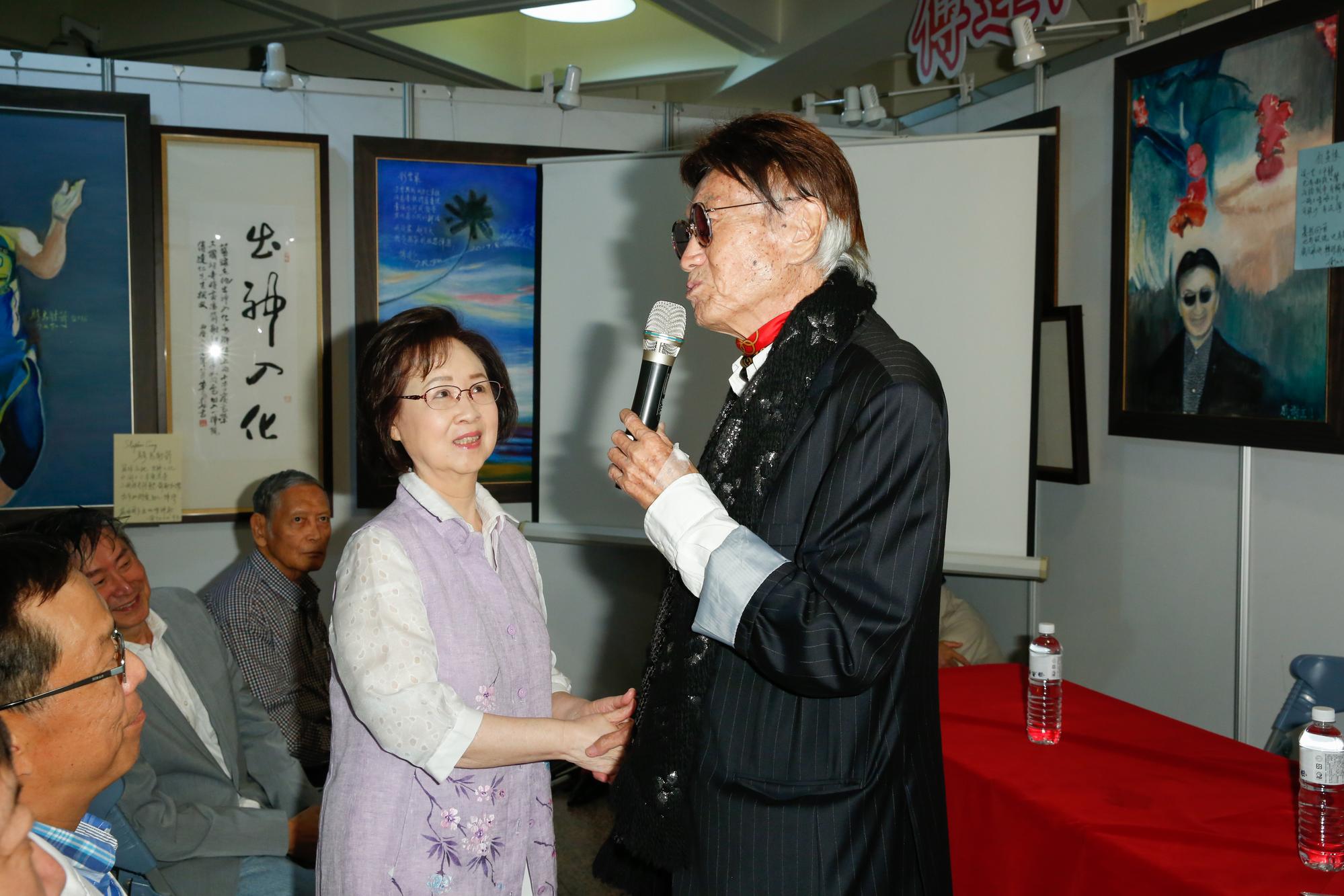 瓊瑤現身力挺傅達仁，無奈同意插管，讓先生現在只能靠著鼻胃管維持生命。