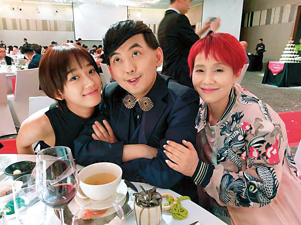 黃子佼（中）與孟耿如（左）交往4年，兩人之間的交流完全沒有年齡差。右為李明依。（翻攝自李明依臉書）