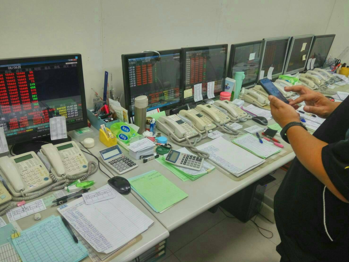 以非法網站及app從事地下期指營賭的地下期指公司，單日下注逾百萬元。（警方提供）