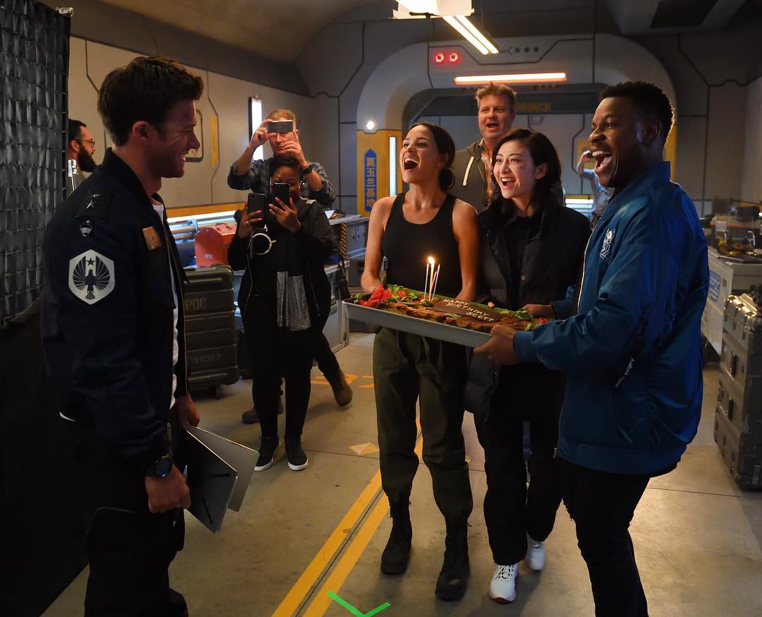 景甜（右二）不但在電影中跟怪獸對抗，還在片場幫男主角史考特伊斯威特（左一）慶生。（翻攝史考特伊斯威特ＩＧ）