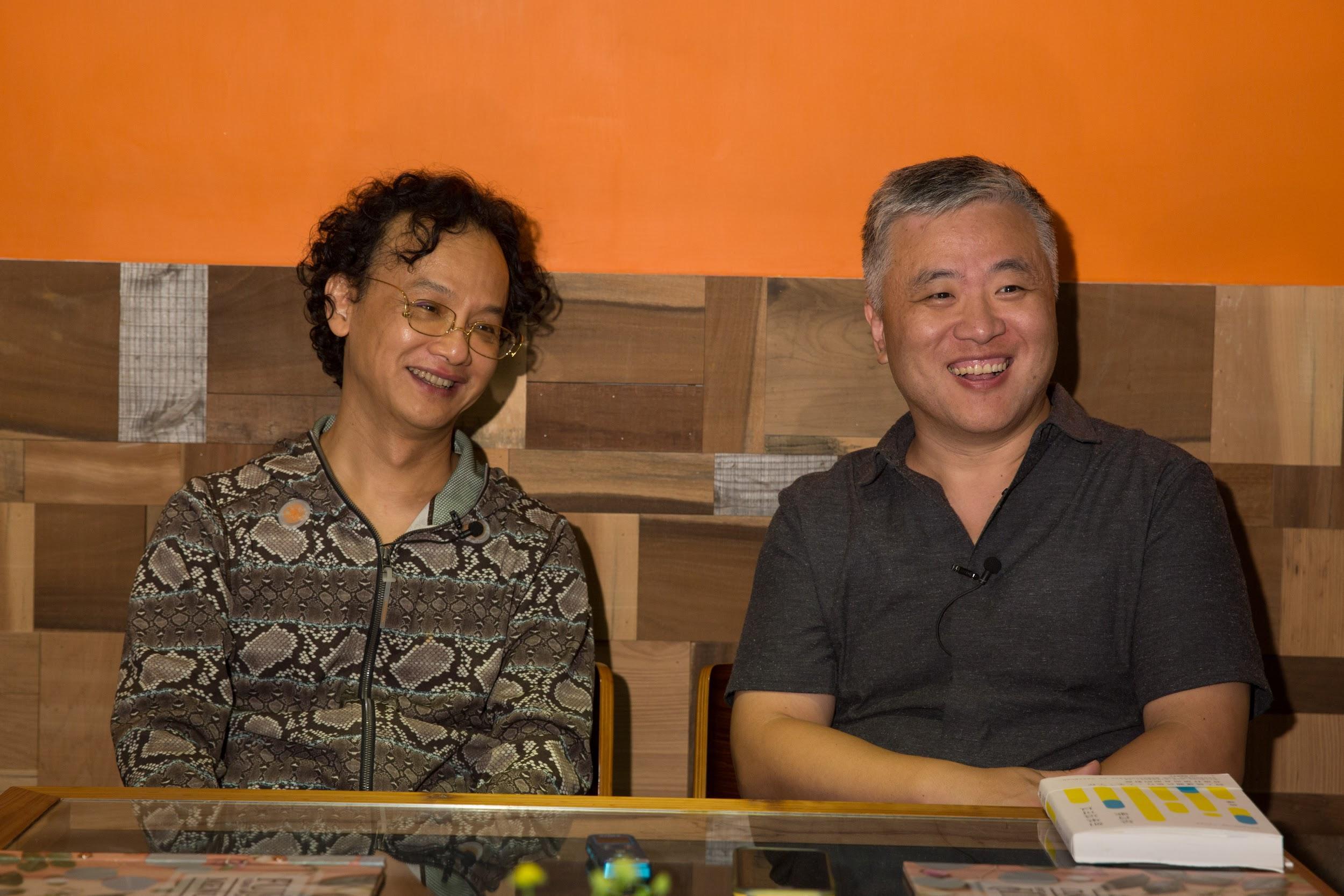 姚謙（左）擔任電影版《我在故宮修文物》的音樂總監，右為導演蕭寒。