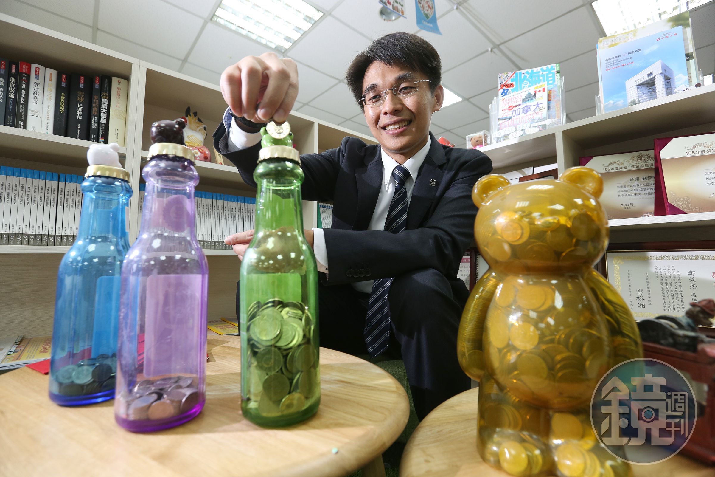 中國人壽處經理鄭景杰透過儲蓄險、基金和零錢撲滿等方式，26歲就存到第一桶金。