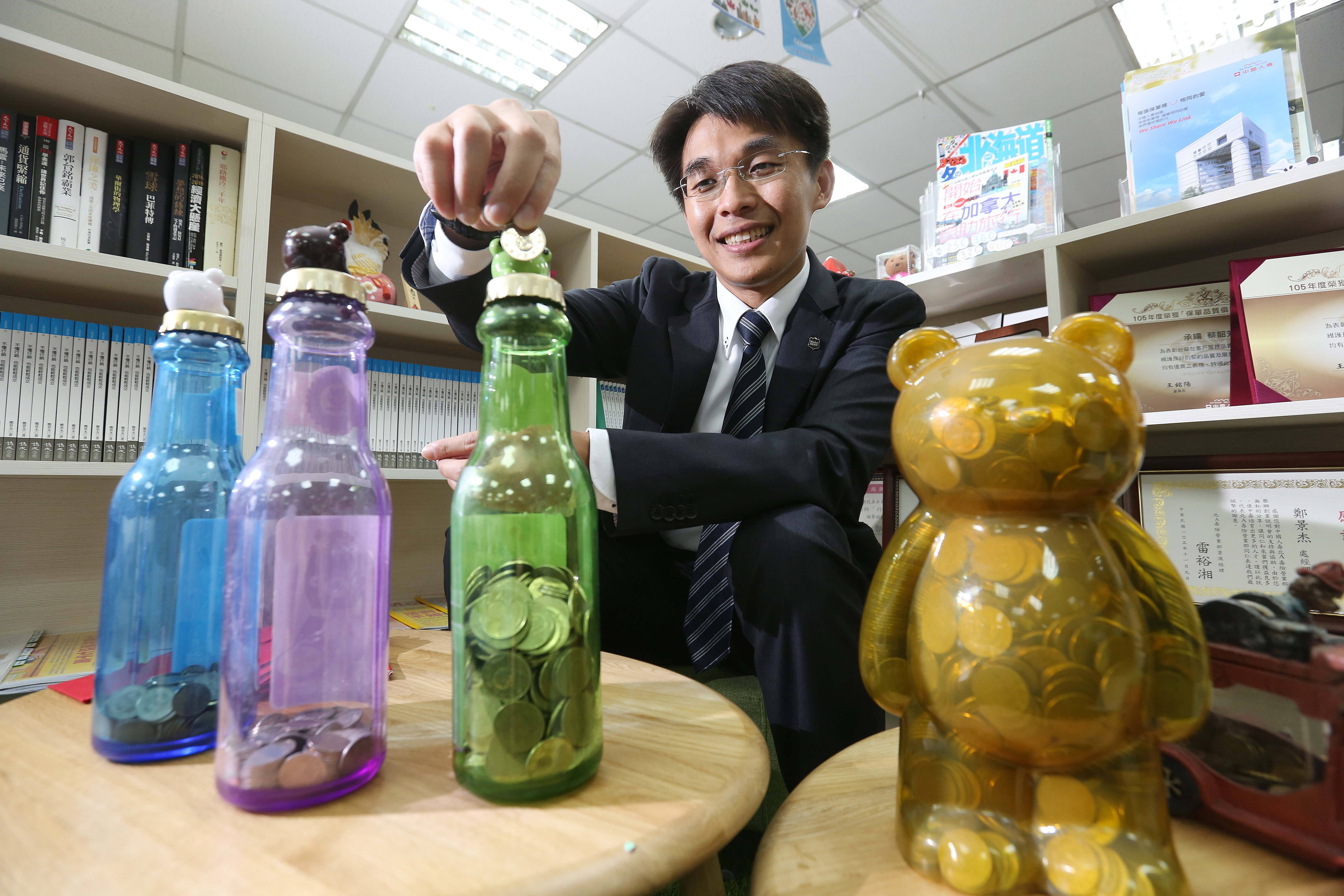 中國人壽處經理鄭景杰透過儲蓄險、基金和零錢撲滿等方式，26歲就存到第一桶金。