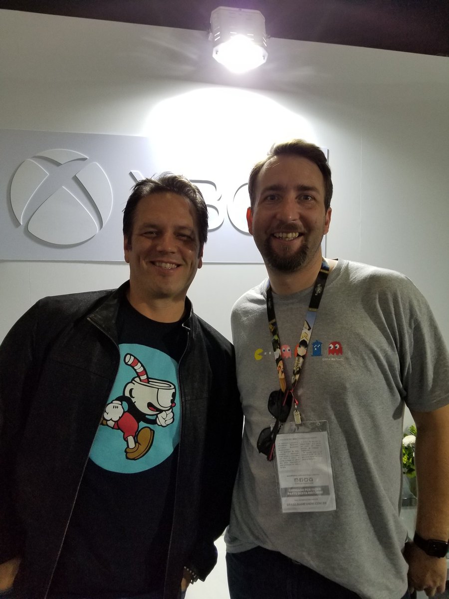 Phil Spencer 在巴西電玩展上穿著《 Cuphead 》T恤與《絕地求生》團隊成員合影。（ twitter@@XboxP3 ）