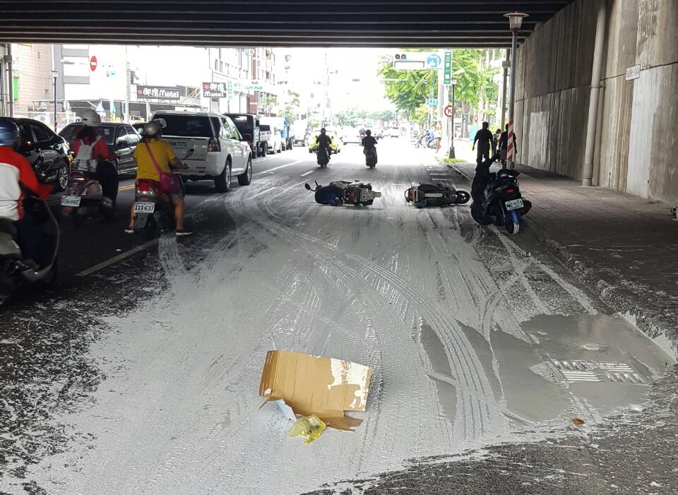 掉落油漆桶，溢出黏滑的油漆造成行經該處的3機車騎士摔翻。（警方提供）