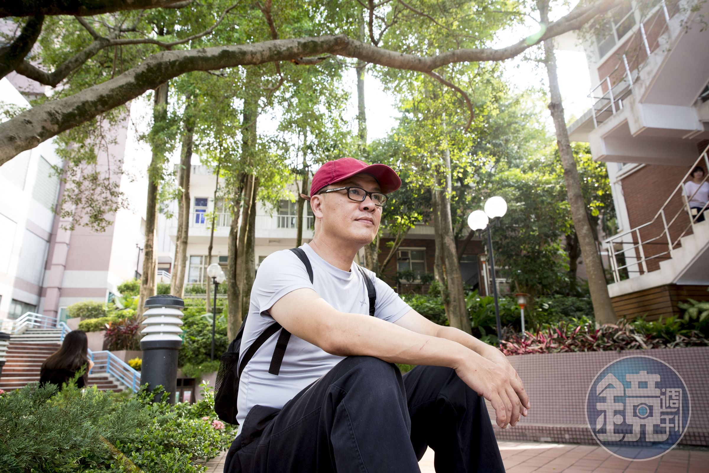 我們跟馬景珊回到久違的東吳校園，走在熟悉的場域，他顯得自在許多。