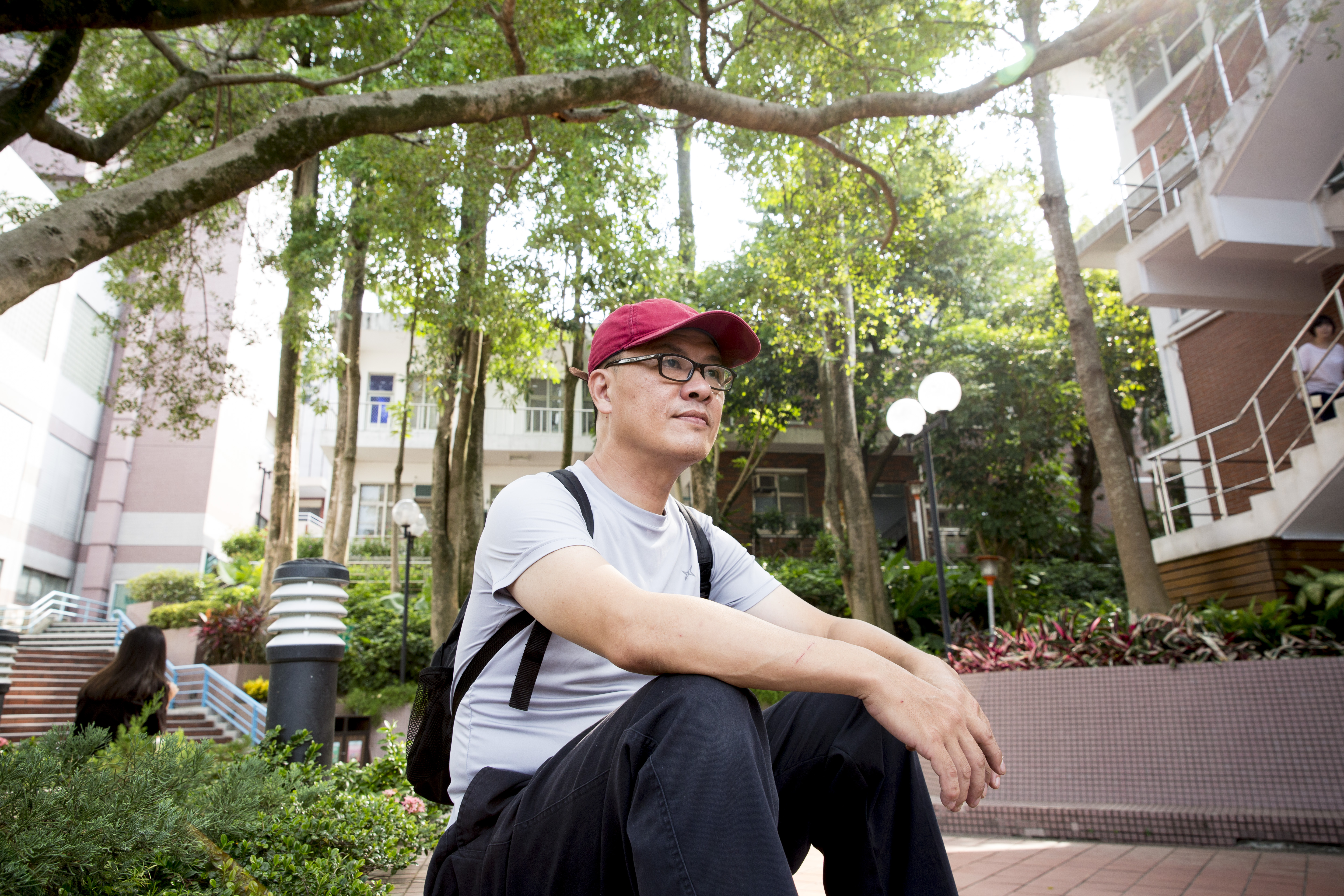 我們跟馬景珊回到久違的東吳校園，走在熟悉的場域，他顯得自在許多。