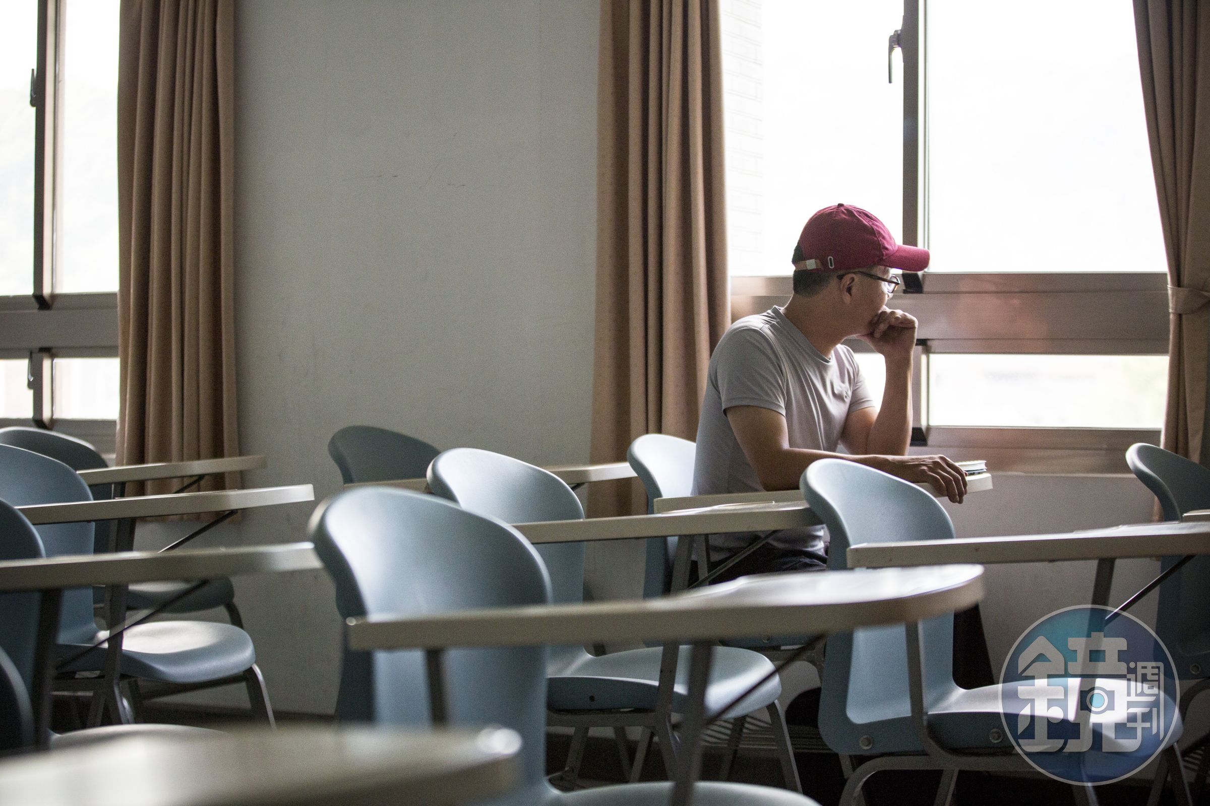 馬景珊很嚮往完成大學學業，過去走錯的那一步，讓他無法繼續大學生活。坐在教室窗邊，他顯得有些悲傷。