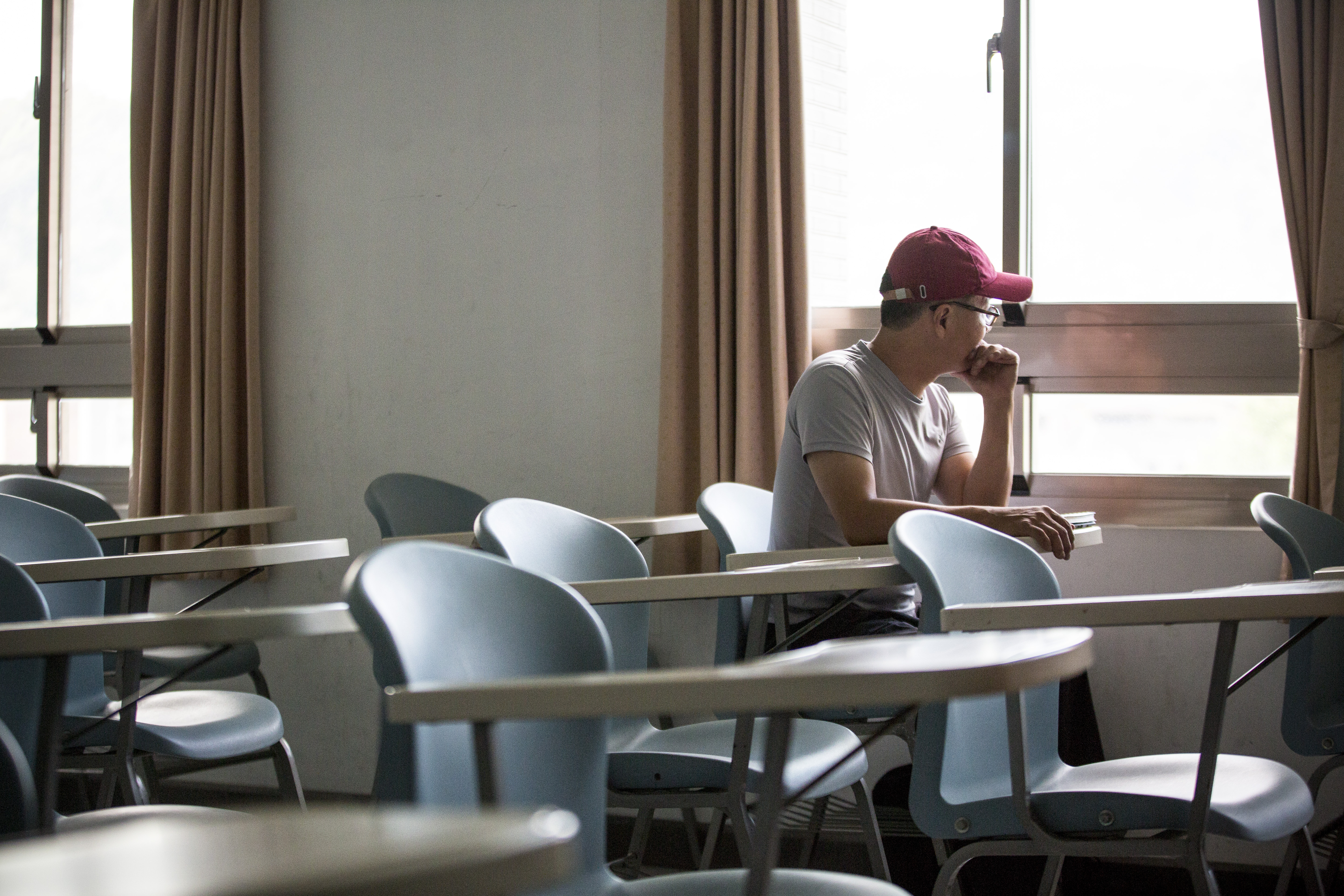 馬景珊很嚮往完成大學學業，過去走錯的那一步，讓他無法繼續大學生活。坐在教室窗邊，他顯得有些悲傷。