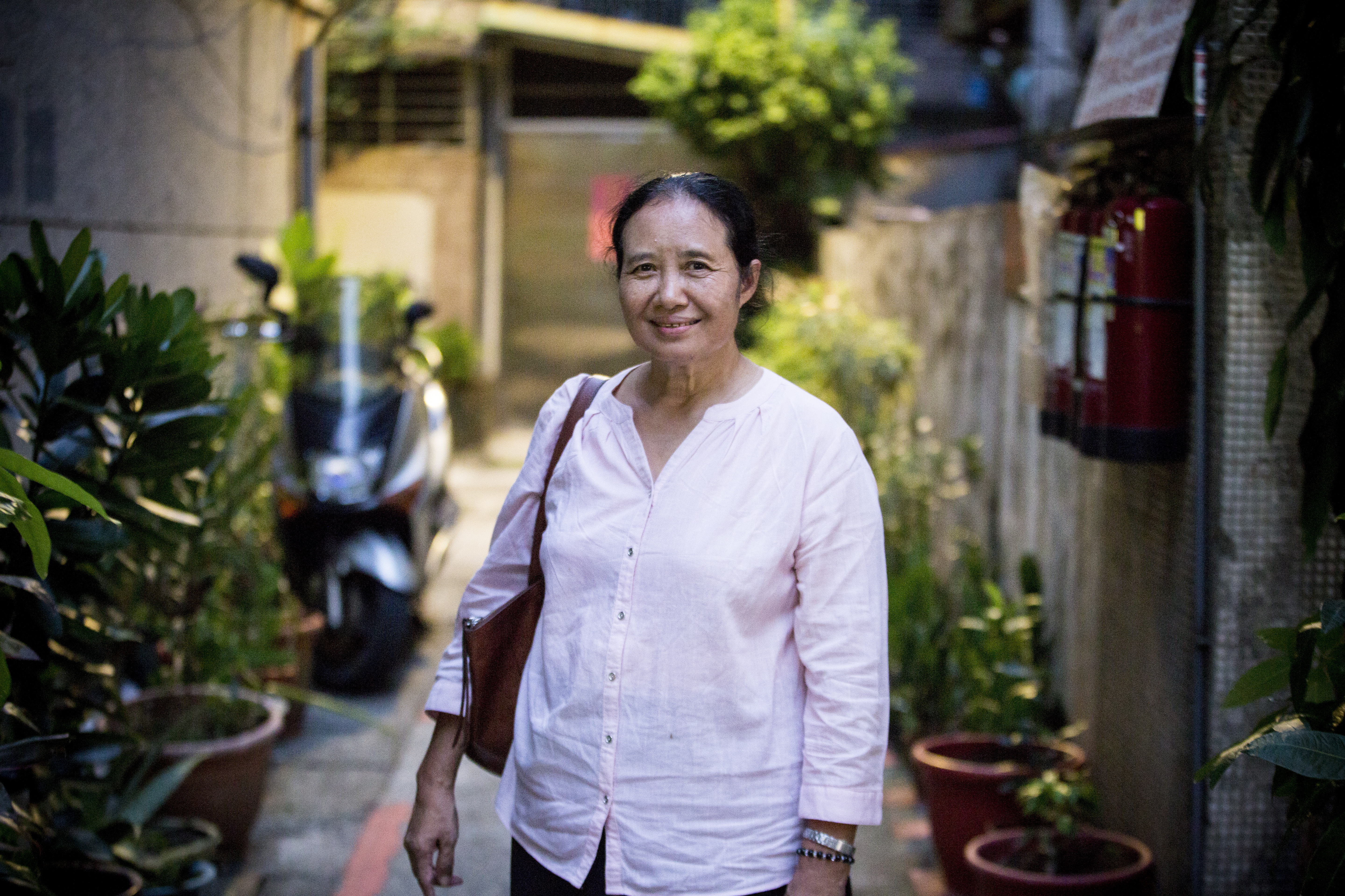 我們和辛西雅來到有「緬甸街」之稱的中和華新街，將近30年未踏進緬甸的她並未表現出鄉愁，仍是一如往常地帶著平靜的微笑。