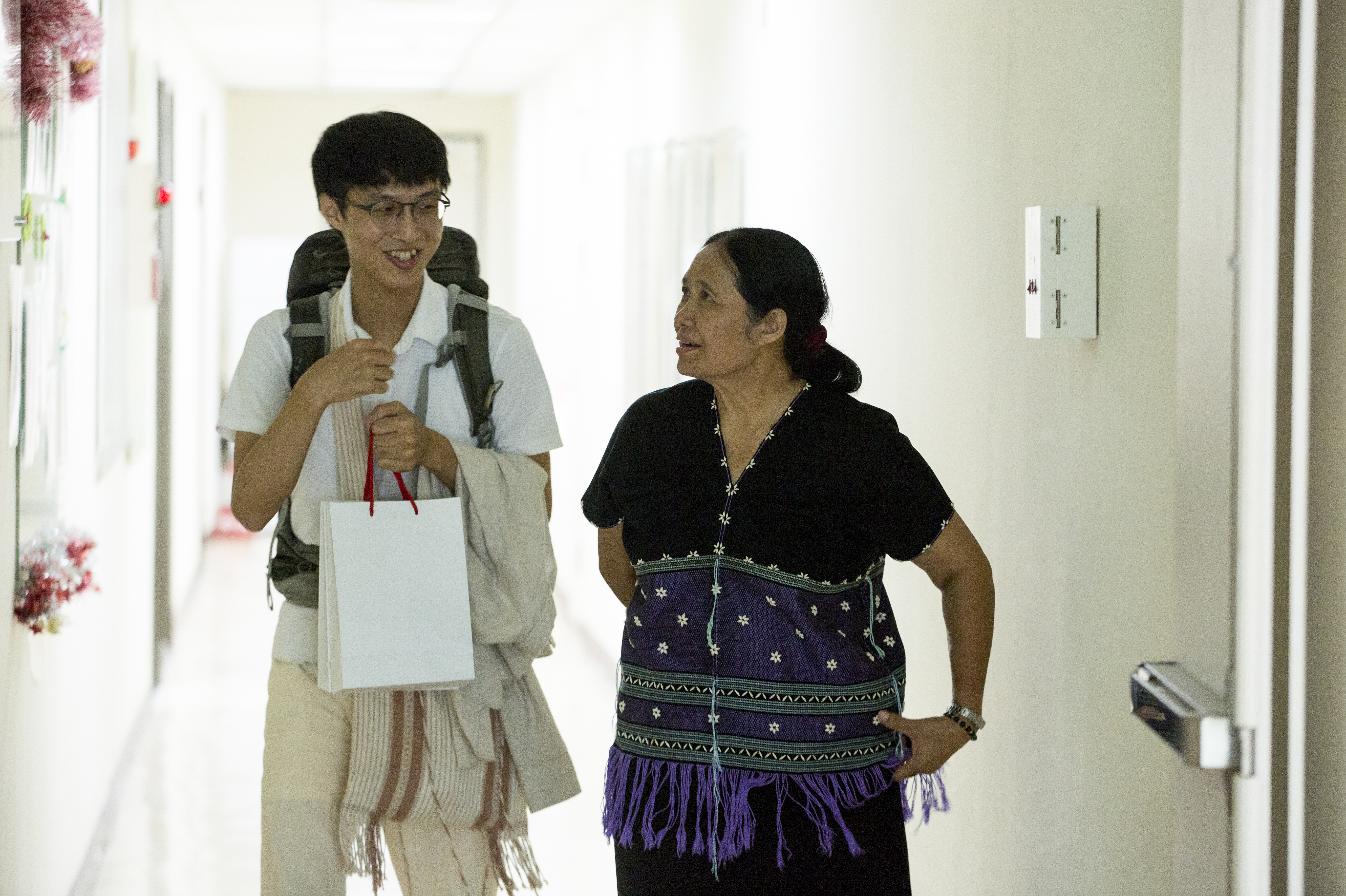 台灣醫學生曾柏彰（左）兩年前曾到梅道診所實習一個月，此次辛西雅（右）訪台，他們久別重逢，談笑依舊。