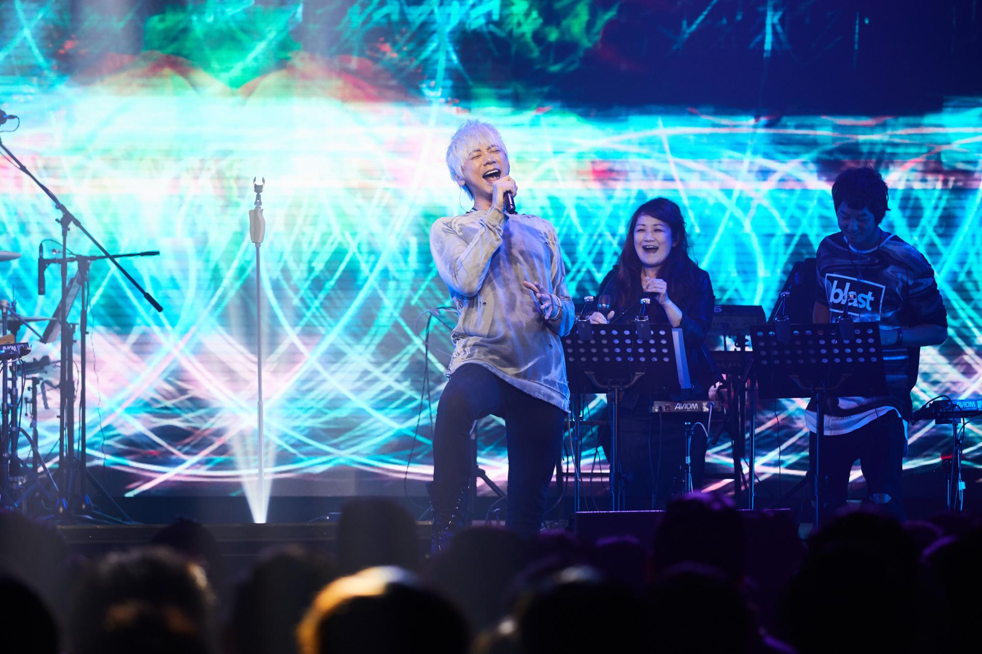 信極具爆發力的嗓音,在詮釋搖滾歌曲時更引起共鳴。(華研提供)