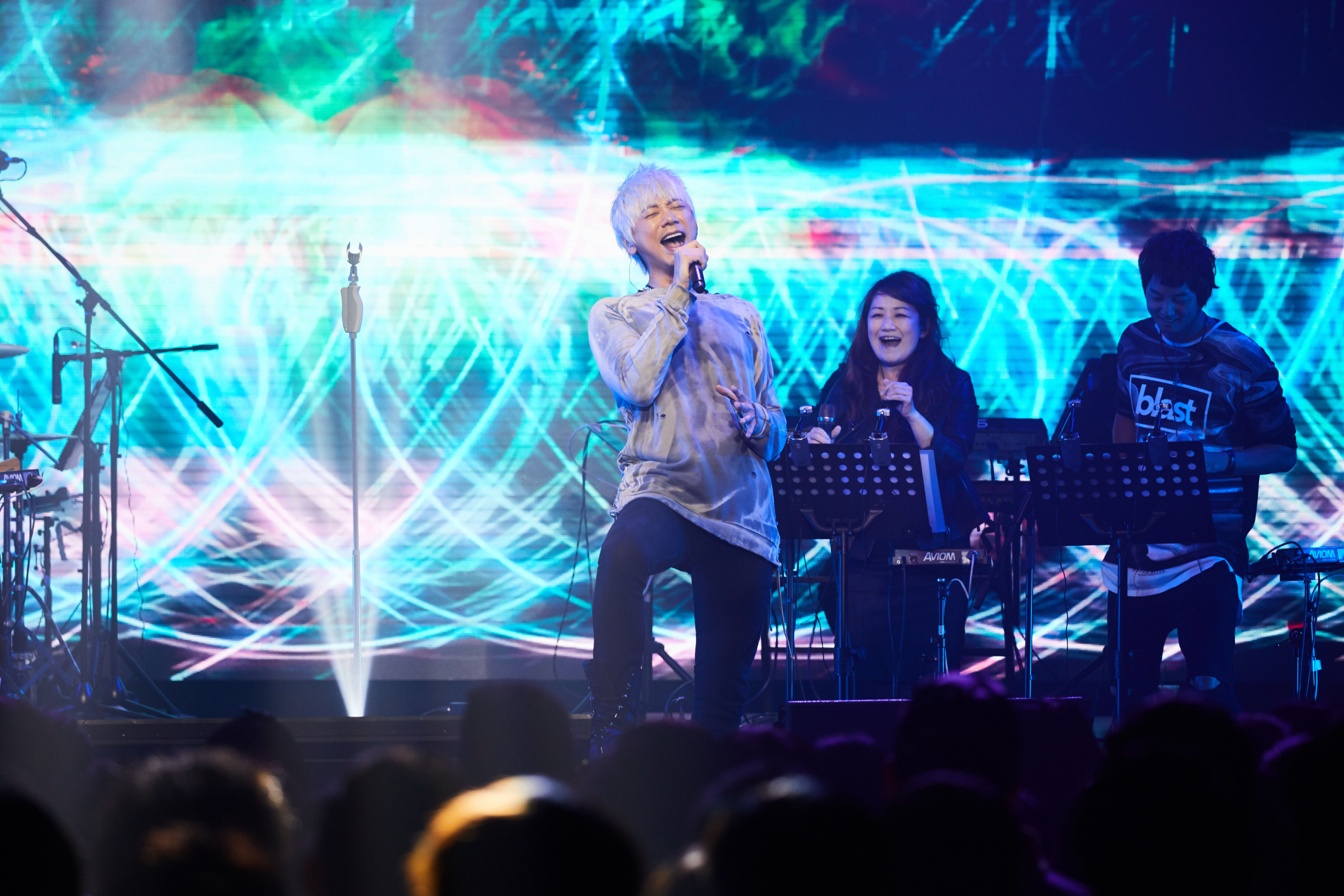 信極具爆發力的嗓音，在詮釋搖滾歌曲時更引起共鳴。（華研提供）