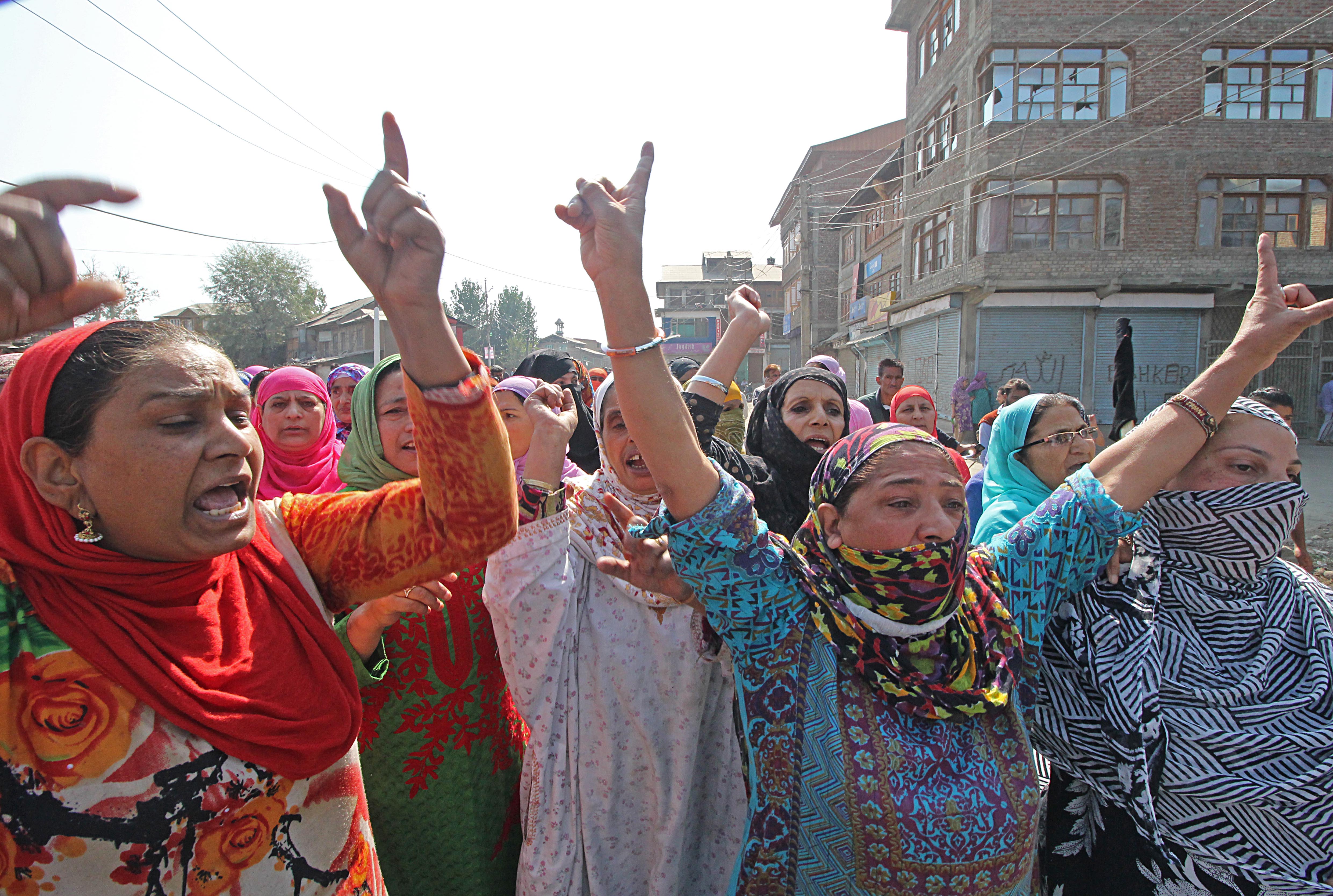 印屬喀什米爾地區的婦女上街抗議「割辮」攻擊事件。（東方IC）