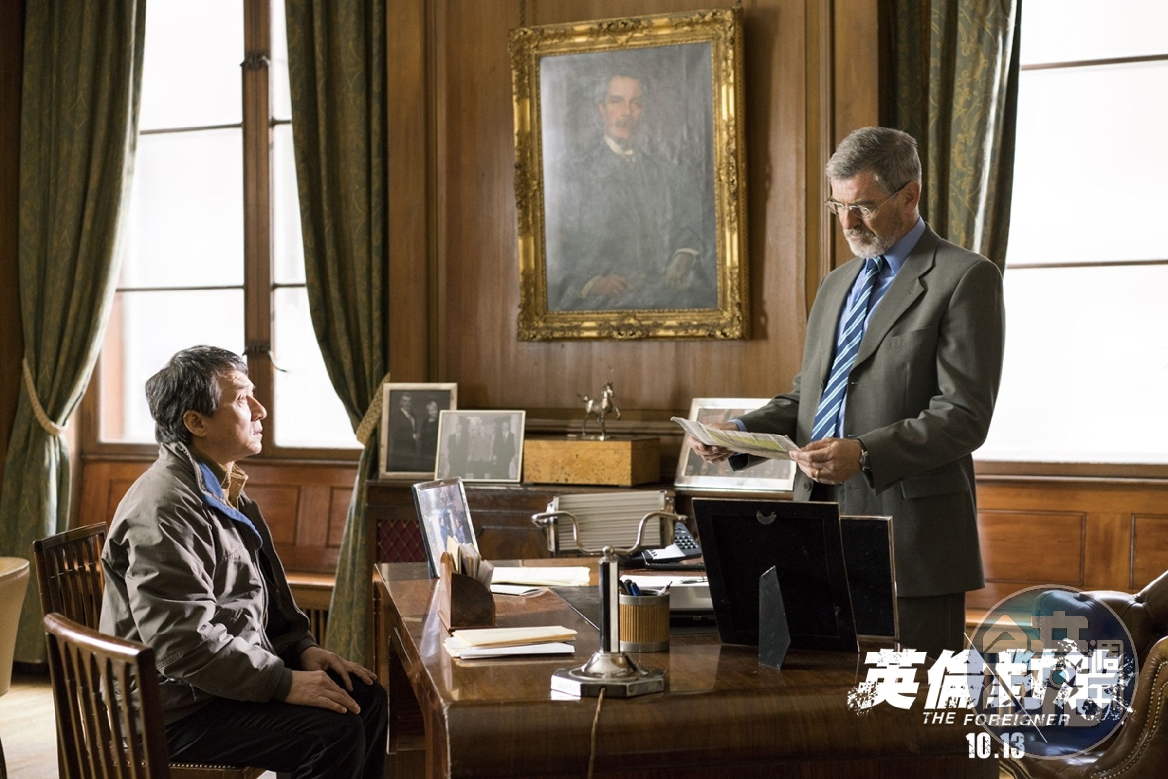 成龍的女兒在恐攻遇難，他緊咬任北愛爾蘭副部長的皮爾斯布洛斯南，想要從他身上找到恐怖分子為女報仇。（龍祥提供）