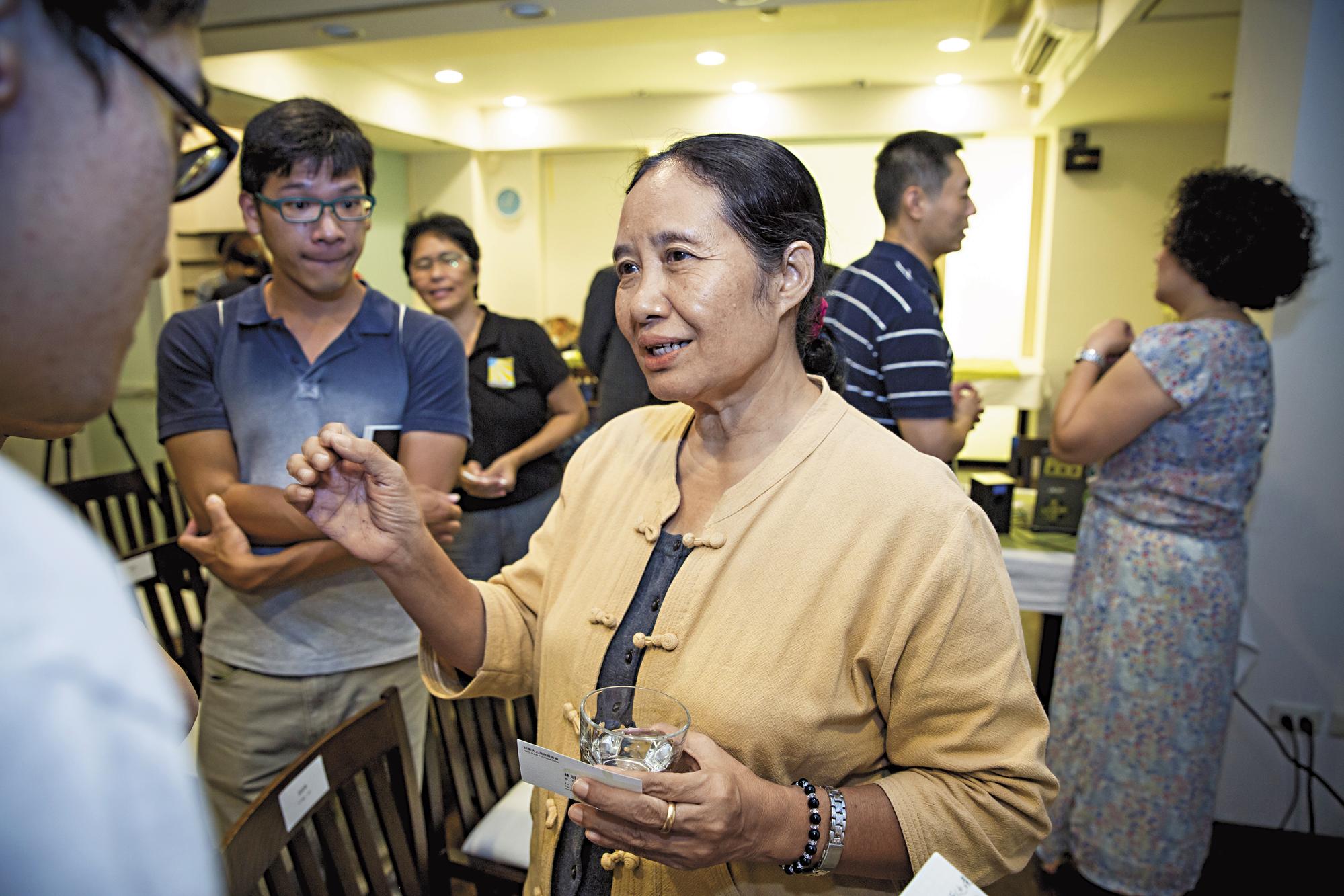辛西雅在演講後被熱情的聽眾包圍，她安靜內斂，聽多說少，講話若被打斷，一定先讓對方說完。