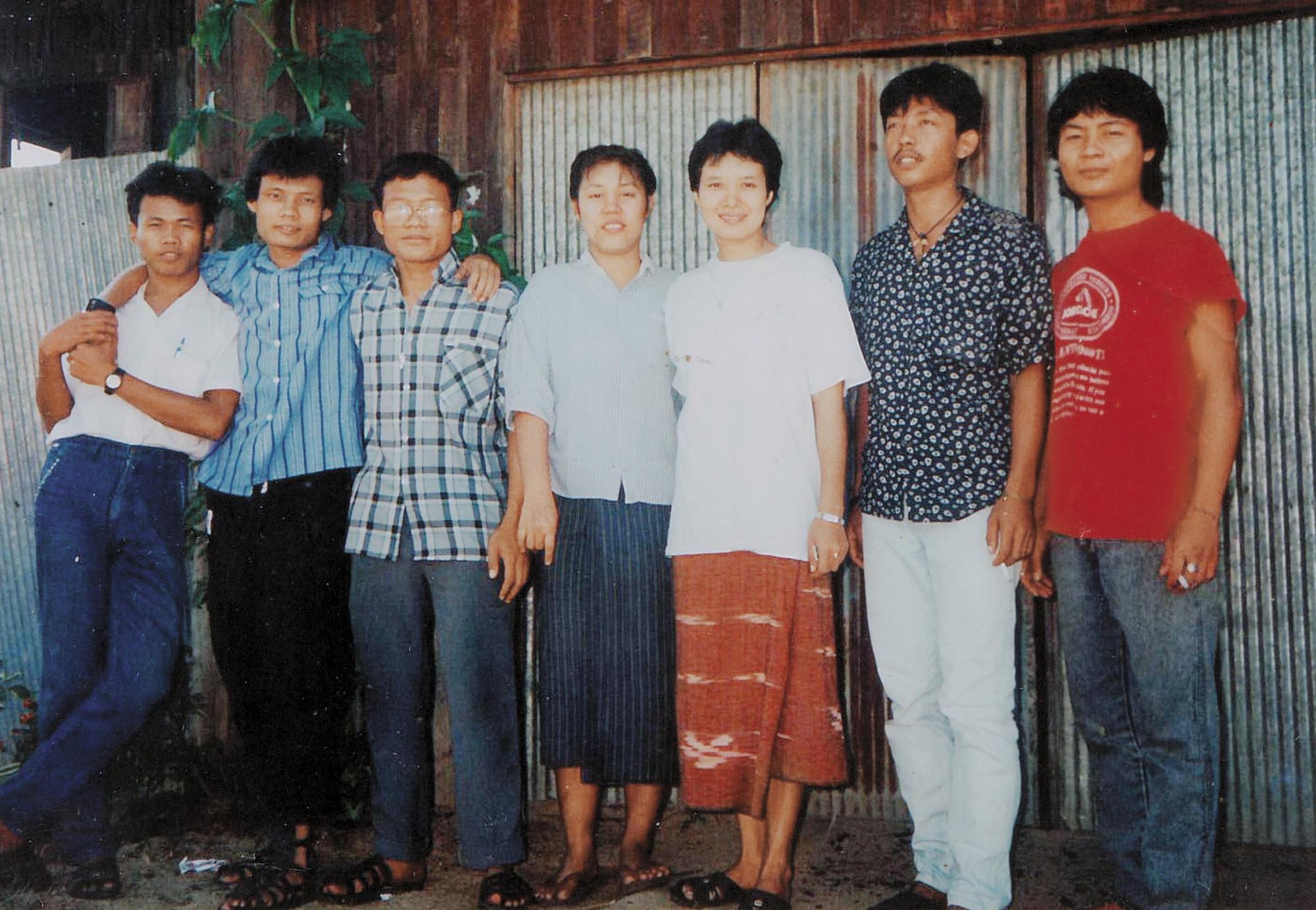 1990年，辛西雅（右三）在梅道診所前與診所員工及反政府學生組織「全緬學生民主陣線」成員合影。（梅道診所提供）