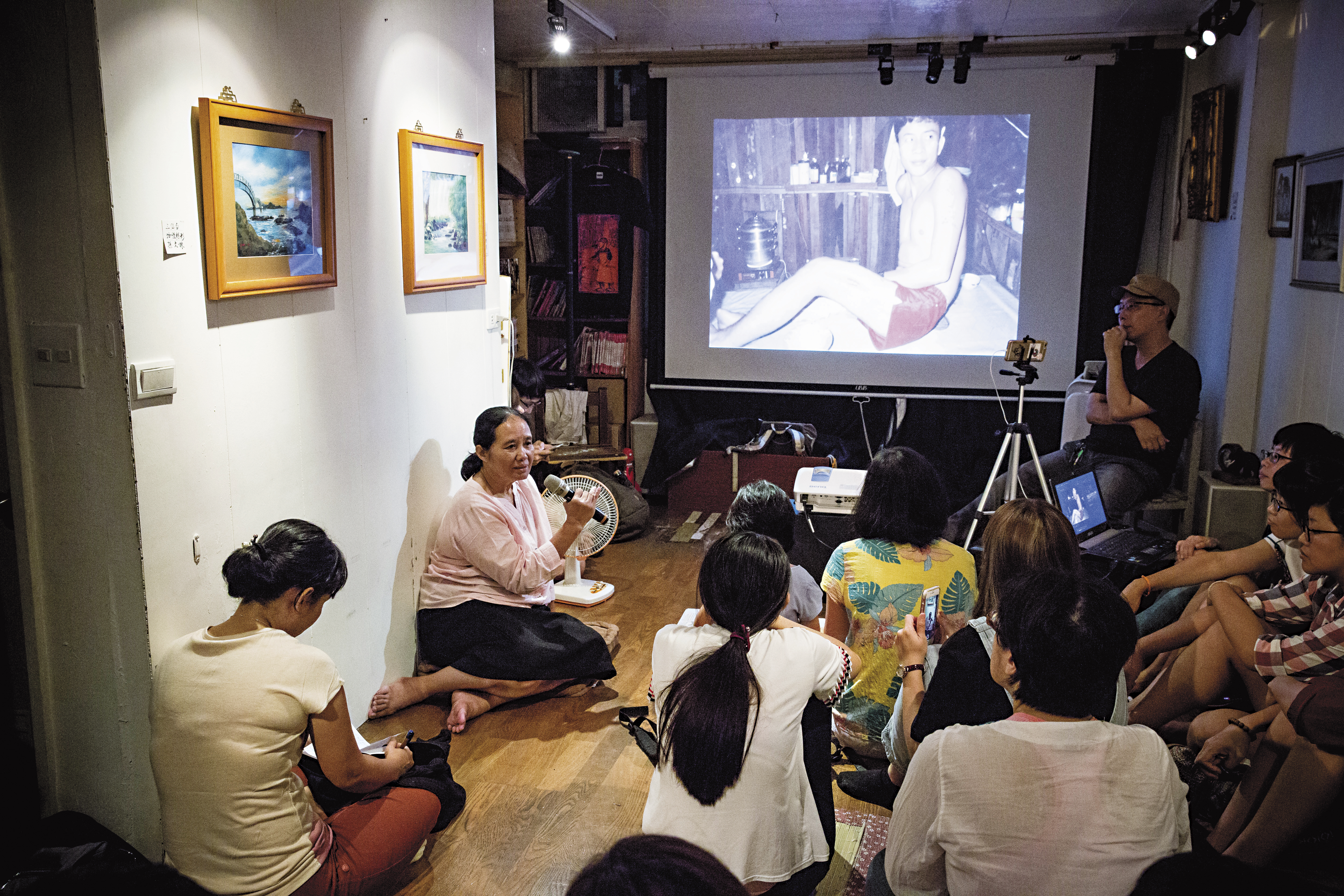 辛西雅（左2）在燦爛時光書店演講，席地而坐融入聽眾之中，是她最舒適自在的演講方式。