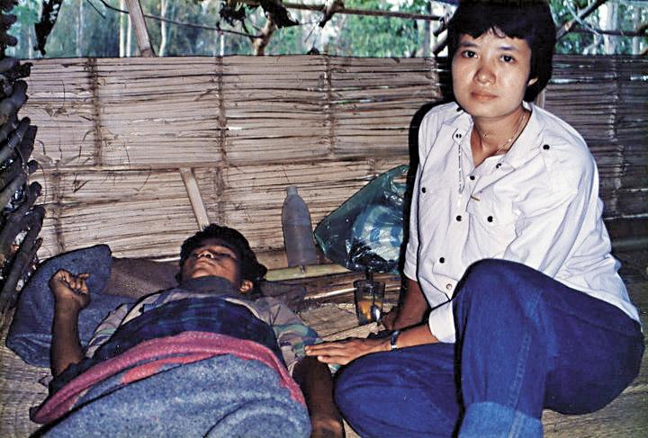 1988年11月，辛西雅（右）逃難到泰國邊境的美索鎮，以為半年後就能回家，沒想到一過就是29年。（梅道診所提供）