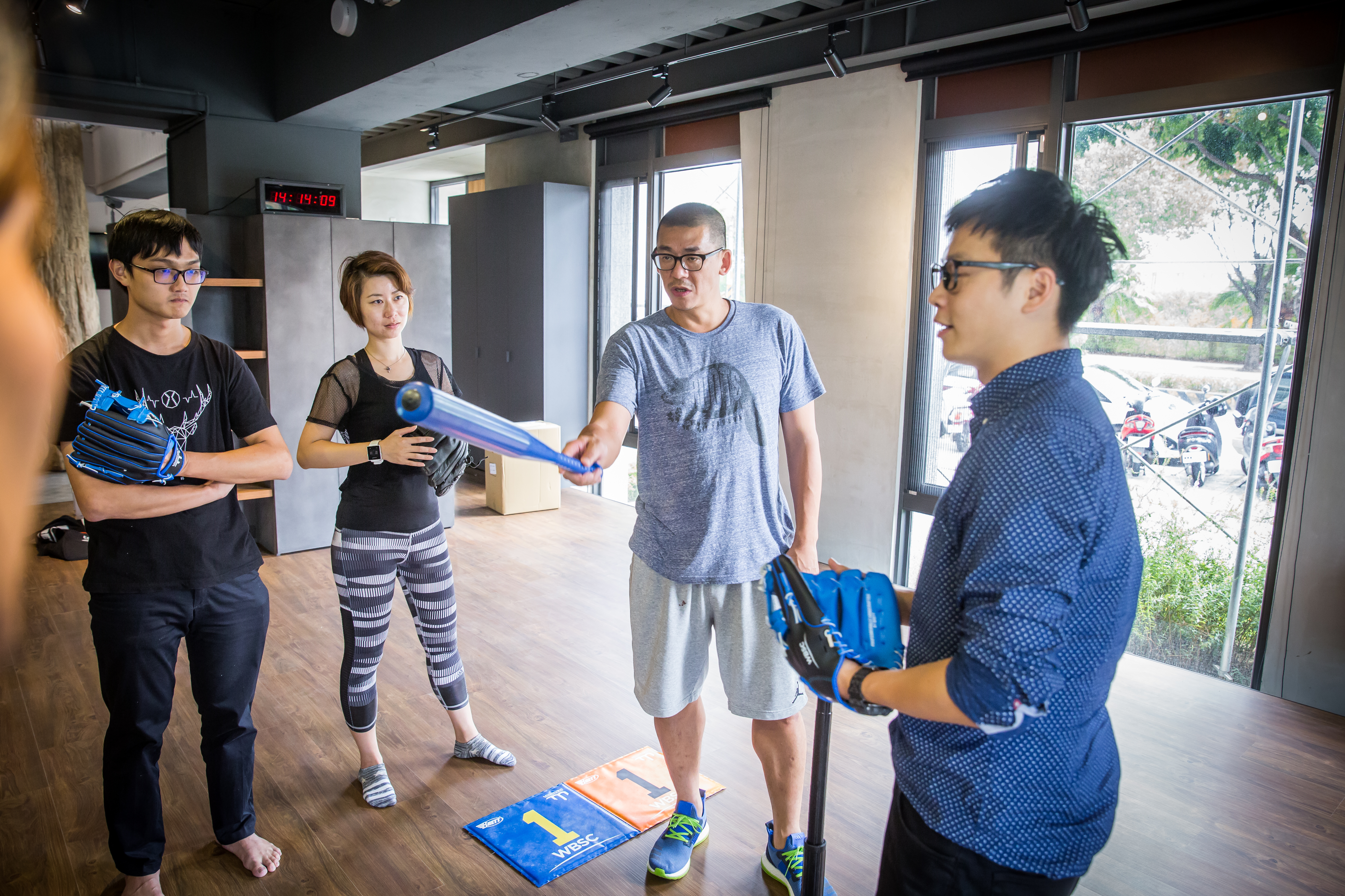 看好中國棒球市場，張運智（右2）近年大力推廣，適合7到9歲小朋友玩的安全棒球「Mini Baseball」。