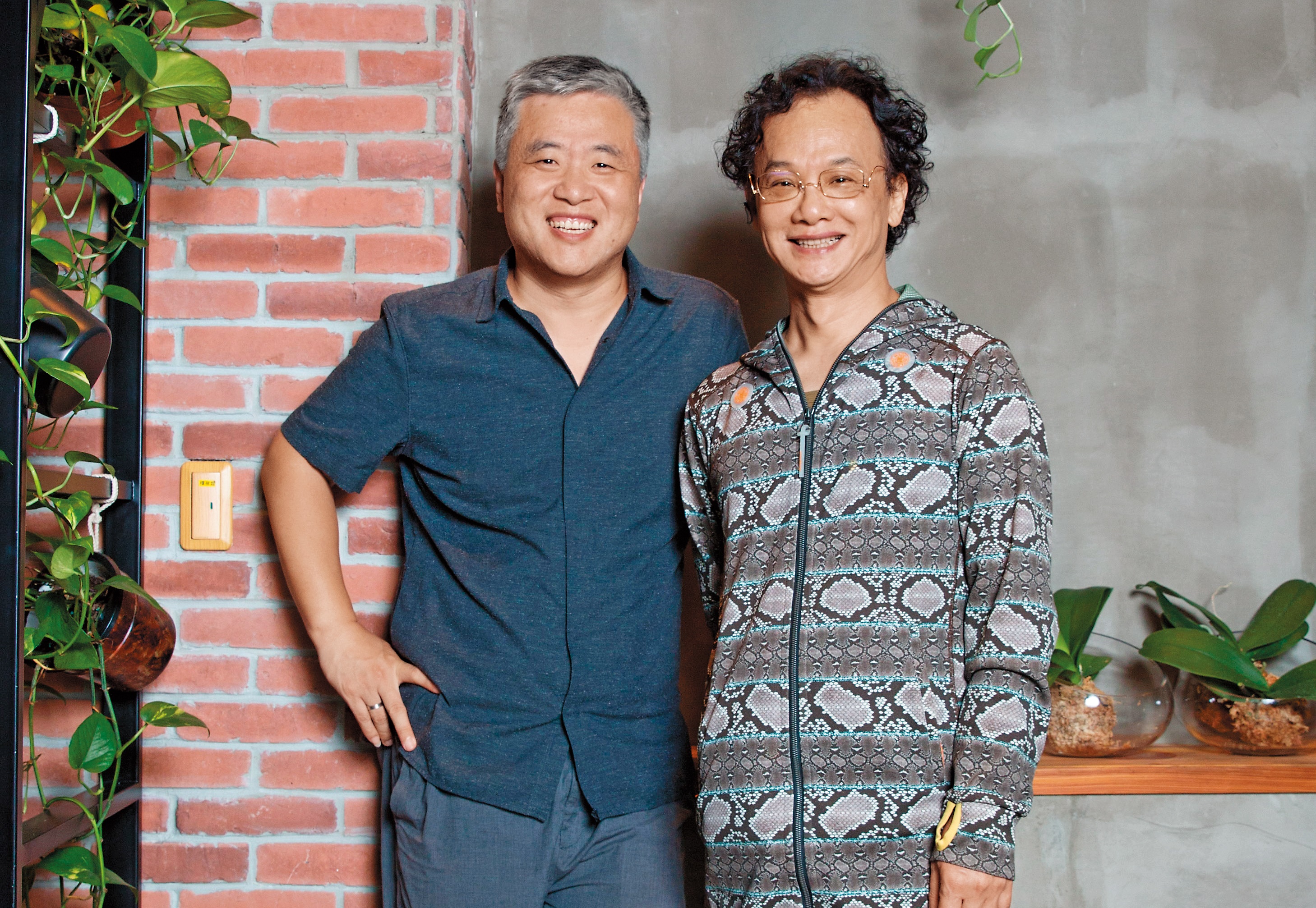 姚謙（右）擔任電影版《我在故宮修文物》的音樂總監，左為導演蕭寒。