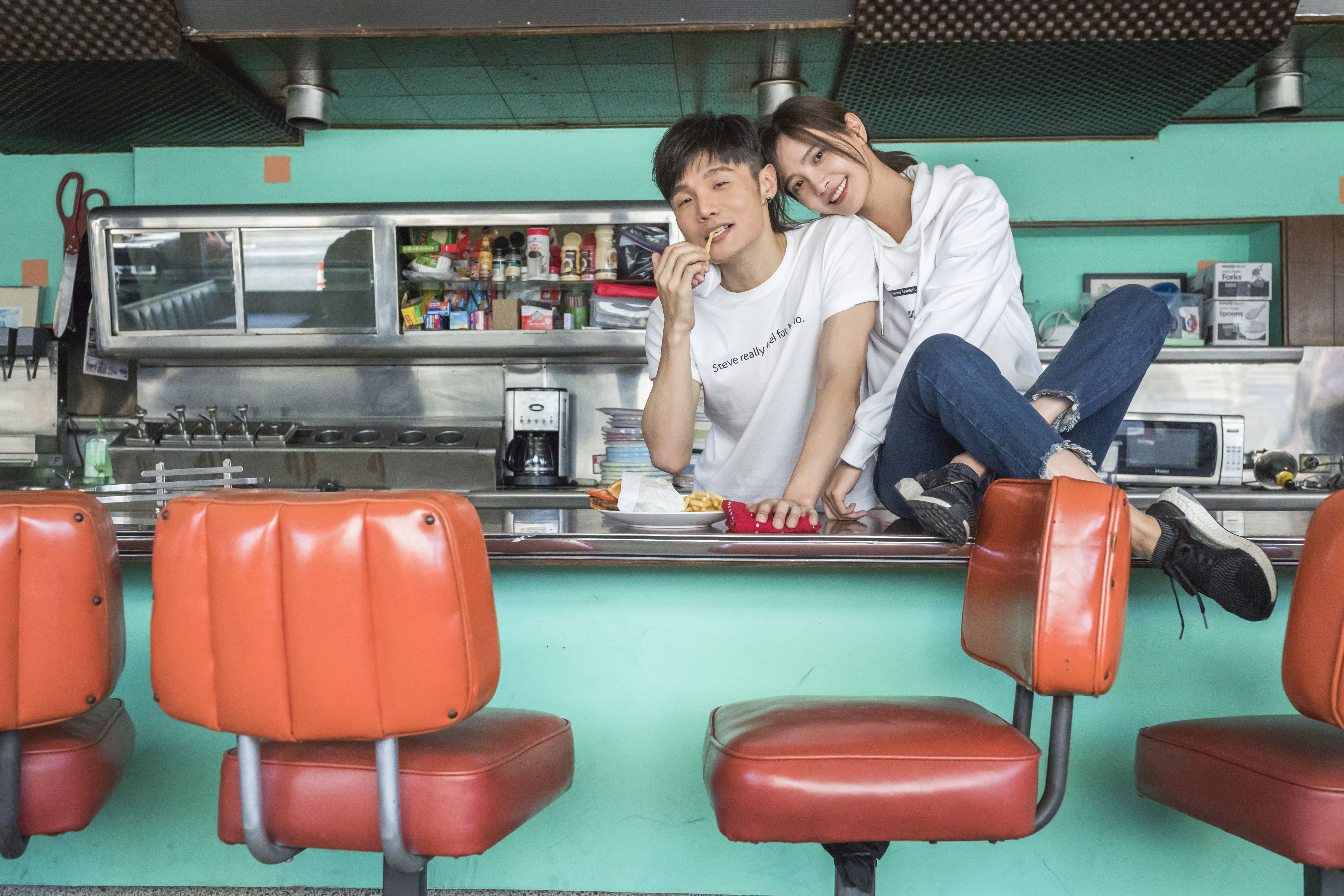 李榮浩飾演在餐廳工作的男子，和女主角因為對未來想法不同而分離。（華納提供）