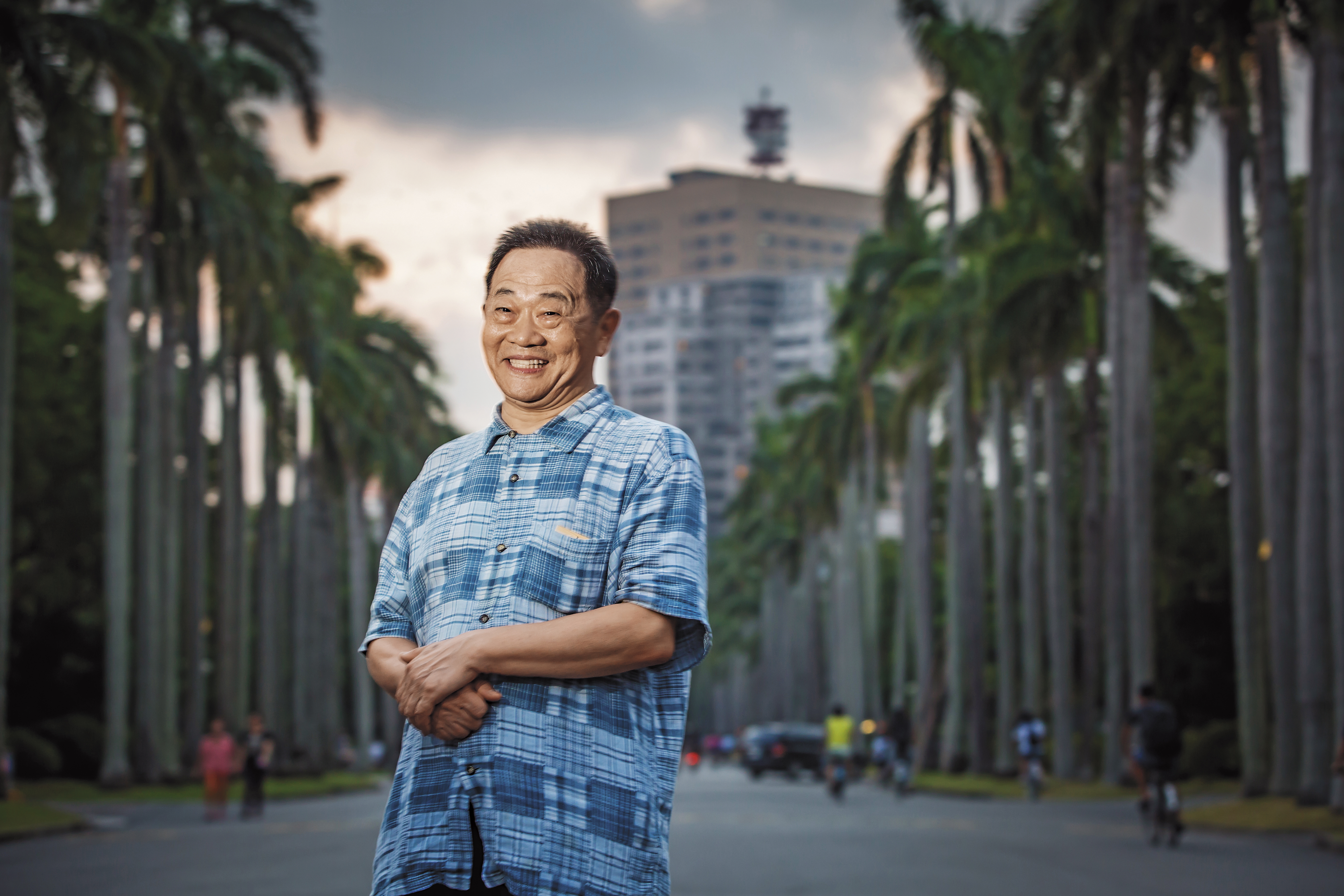 今年在網路爆紅的台大教授Power錕，說話犀利、幽默，沒有長者的距離感，面對鏡頭仍露出俏皮笑容。