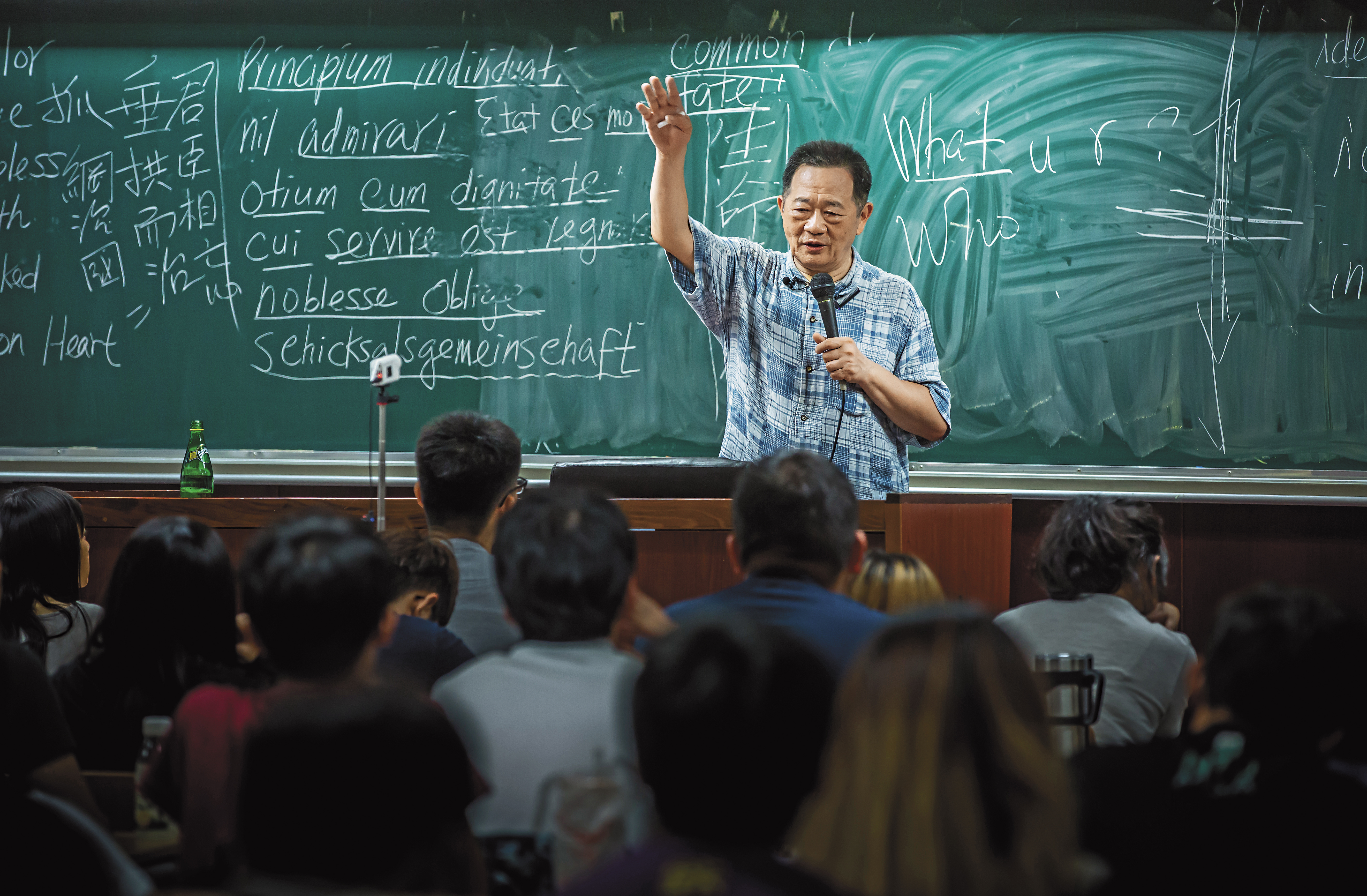 講課時，李錫錕手勢不斷，語調鏗鏘有力，讓人有置身選前之夜的錯覺。