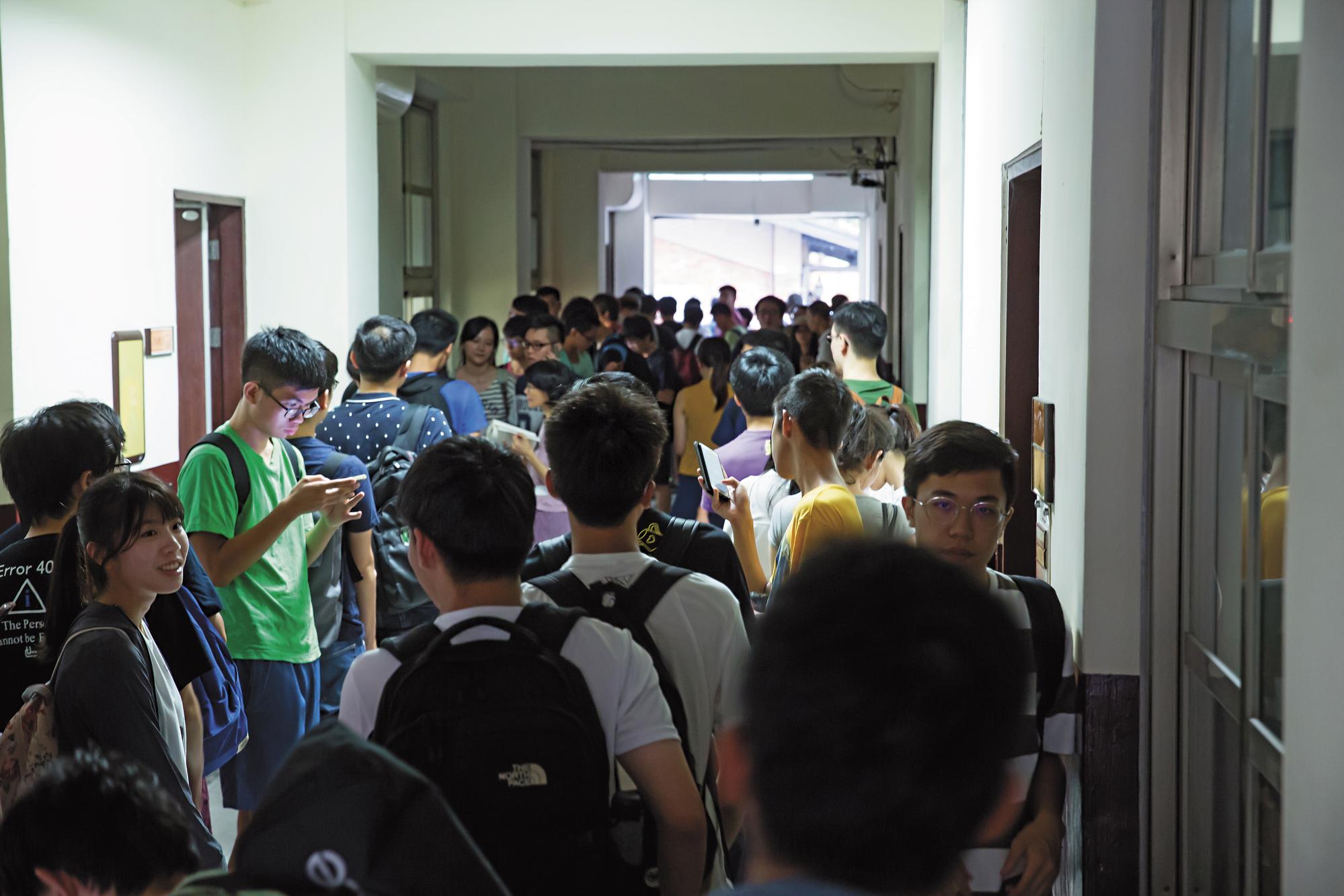 李錫錕的政治概論開課前,已有數十位學生在走廊排隊等著搶座,盛況堪比演唱會的排場。