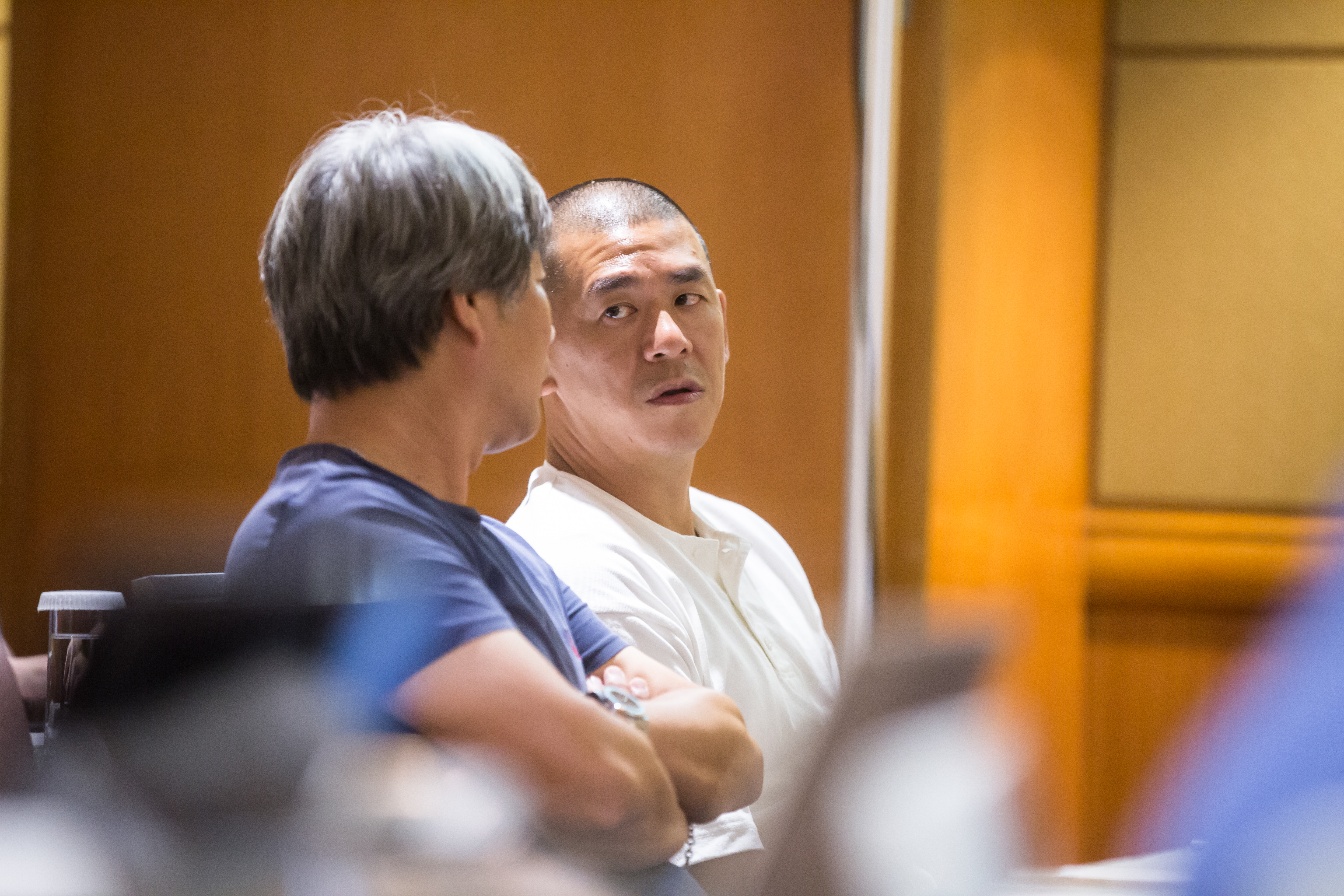 張運智（右）妙喻，寶悍能成功簽下運動經紀約的關鍵，就像追女友一樣，不能橫刀奪愛。