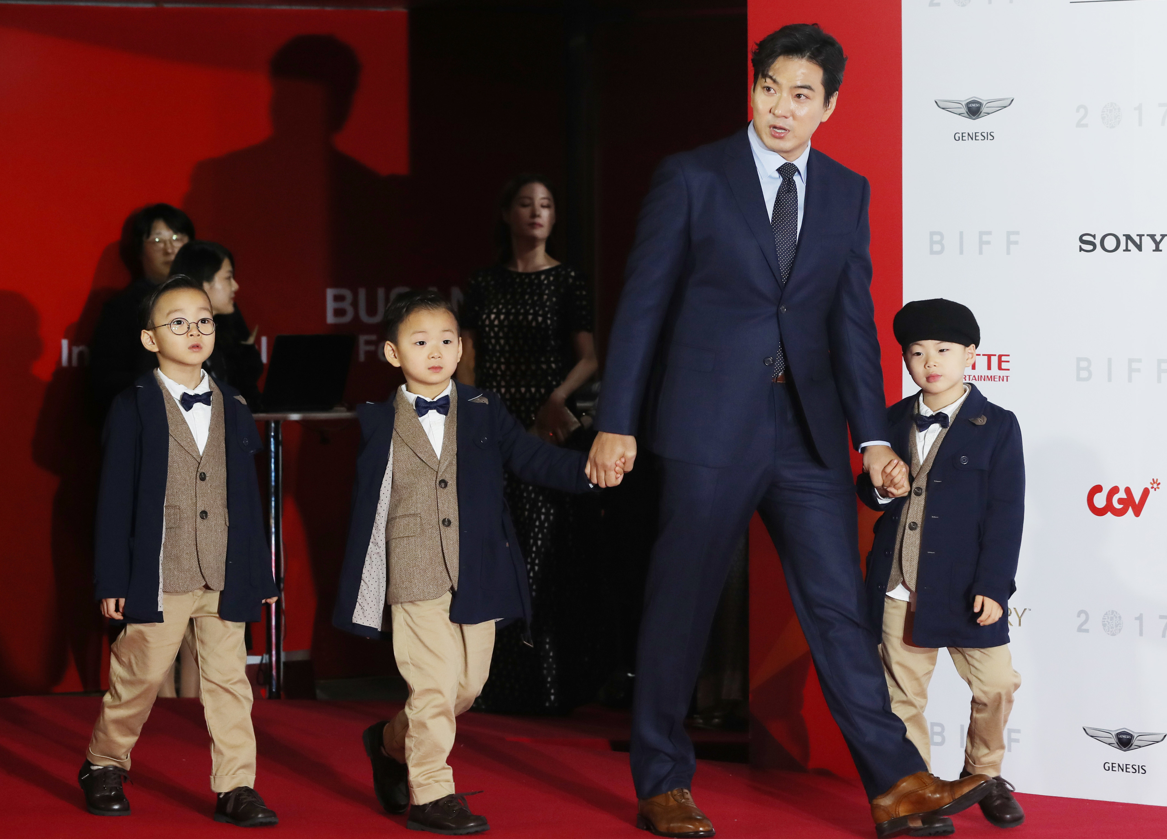 宋家三胞胎大韓（左）、民國（左二）與萬歲（右）跟爸爸宋一國出席第22屆釜山影展開幕式。（東方IC）