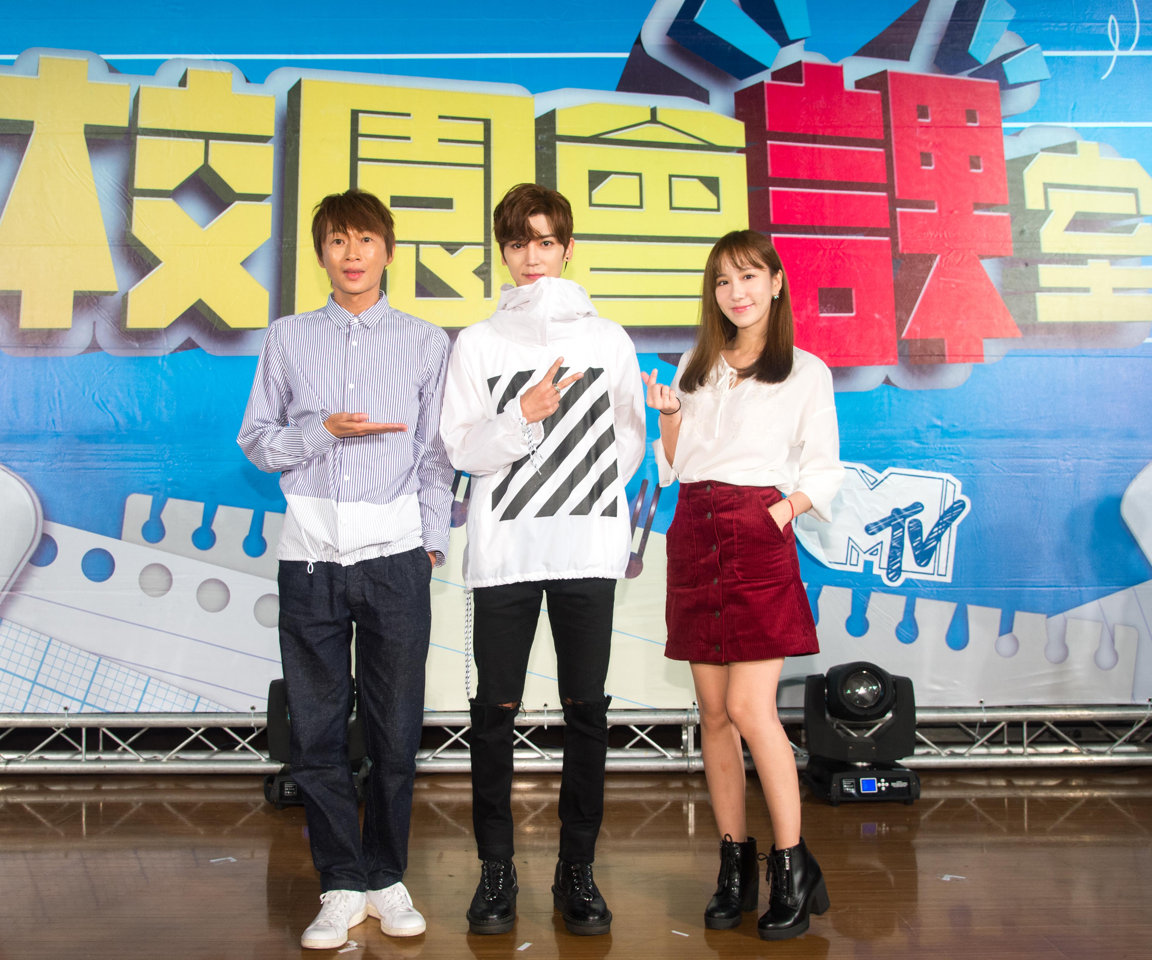 畢書盡剛來台時，因為不會說中文鬧出很多笑話，被主持人吳建恆（左）爆料。（MTV提供）