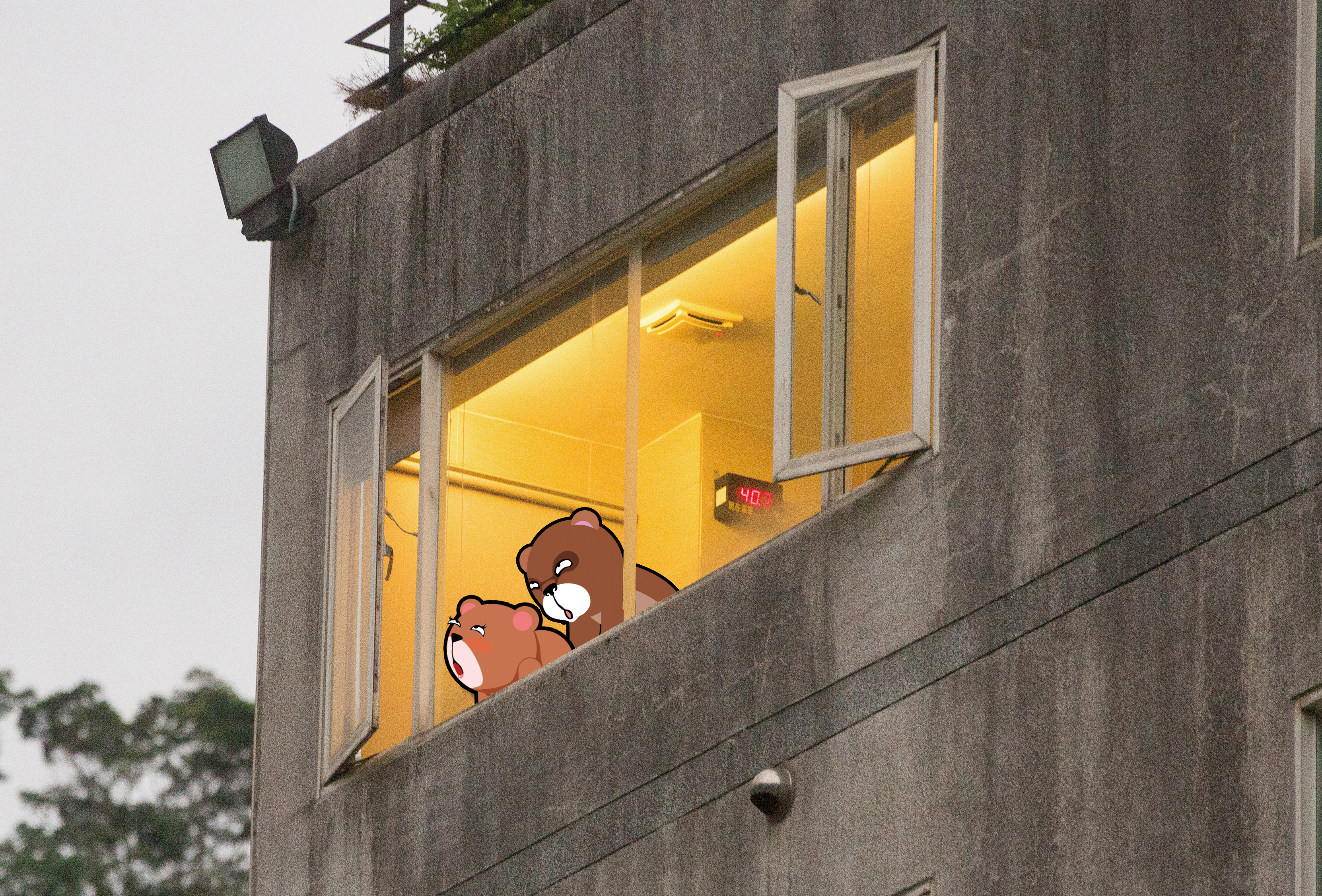 烏來疏濬工程聯絡道意外成為「春宮步道」，民眾抬頭即能瞥見泡湯客正以女前男後的「老漢推車」姿勢親密互動。（為保護當事人，圖片已經後製處理）