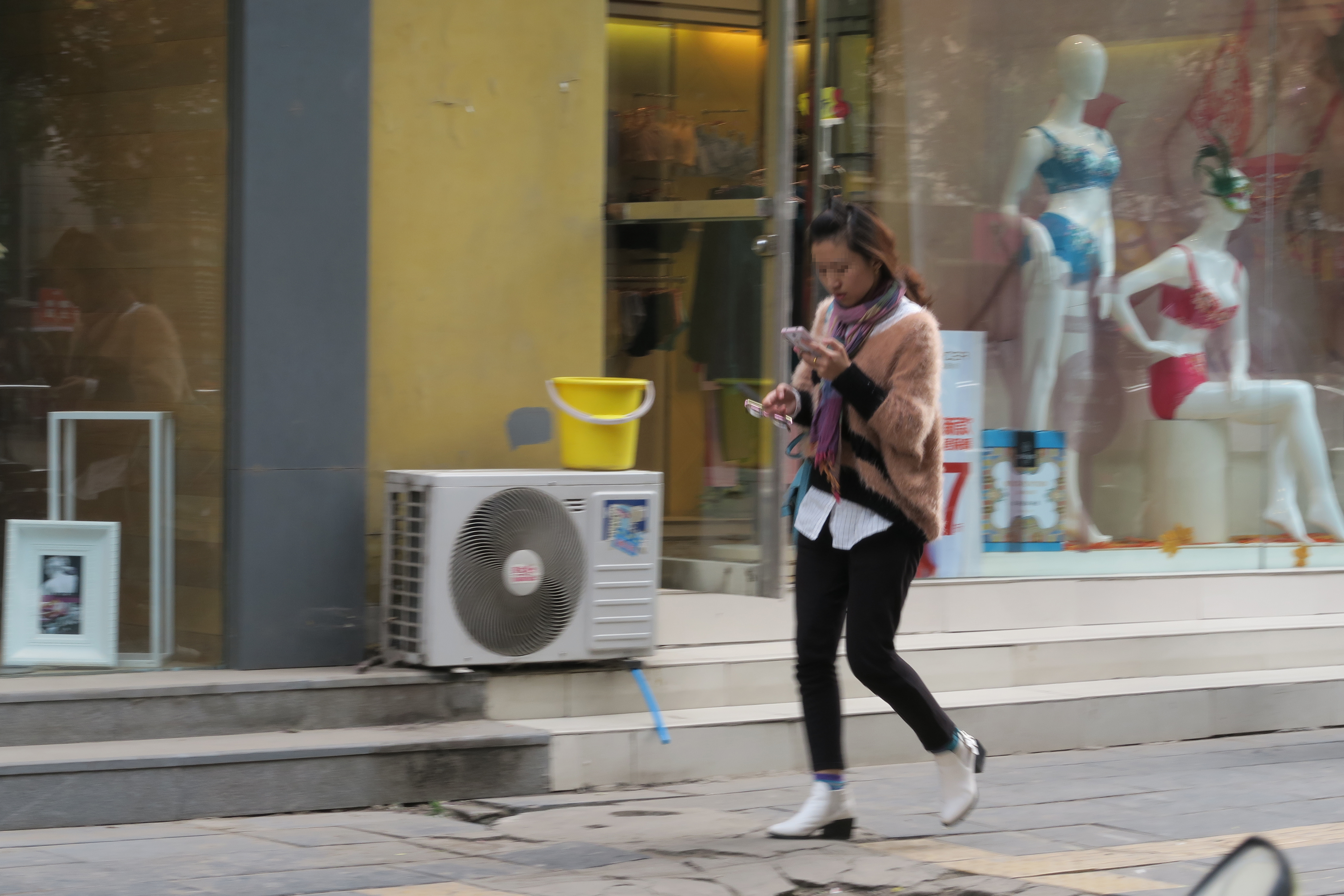 手機攫取現代人注意力的同時，似乎也剝奪了思考能力。（東方IC）