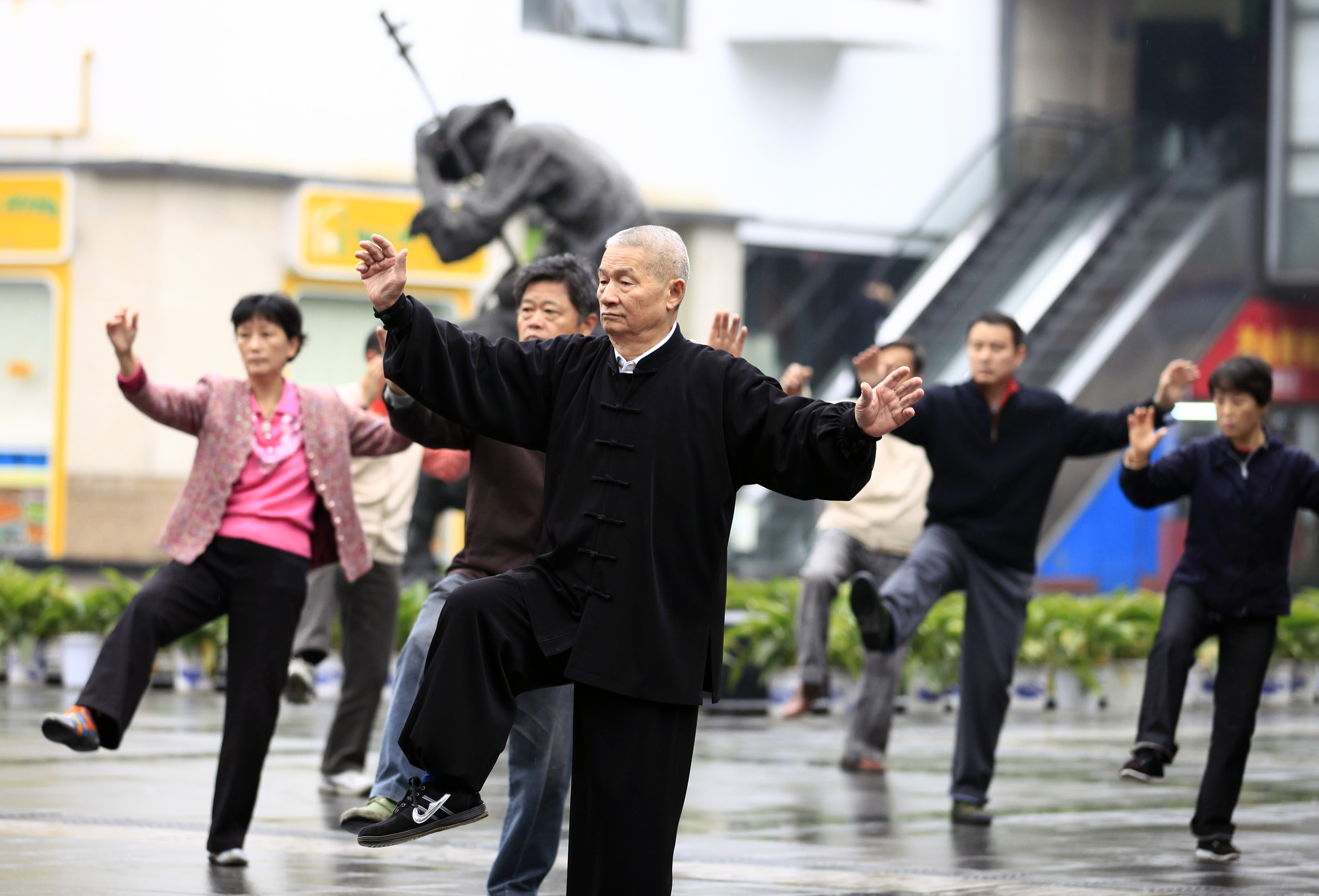 早睡早起的老人家，背後可能隱藏著睡眠品質不佳的問題。（東方IC）
