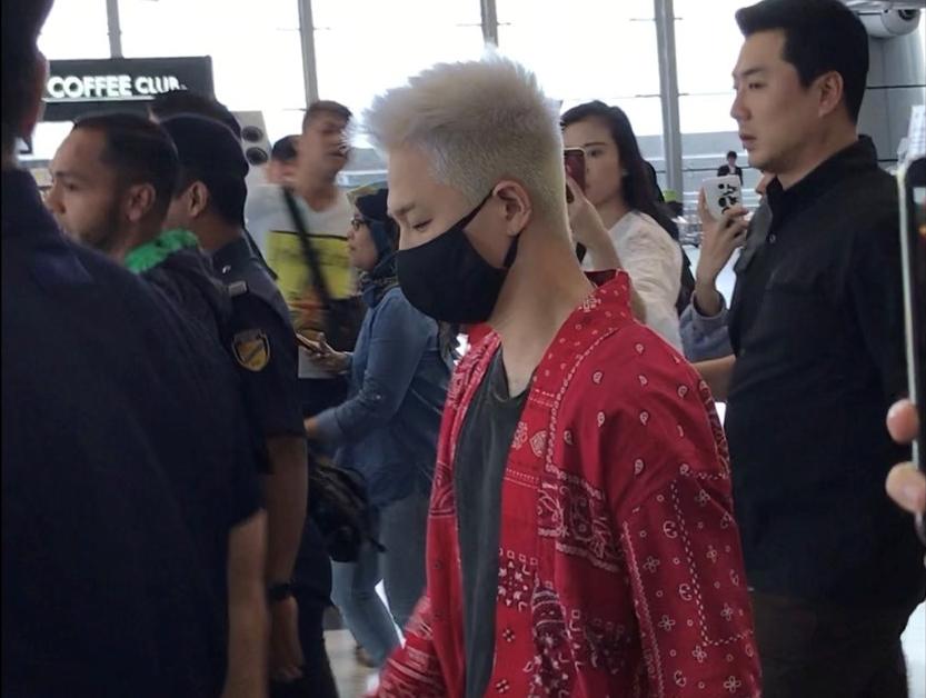 太陽在大批保鑣簇擁下,於14日下午1點飛抵馬來西亞吉隆坡機場。(iMe提供)