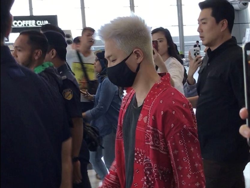 太陽在大批保鑣簇擁下，於14日下午1點飛抵馬來西亞吉隆坡機場。（iMe提供）