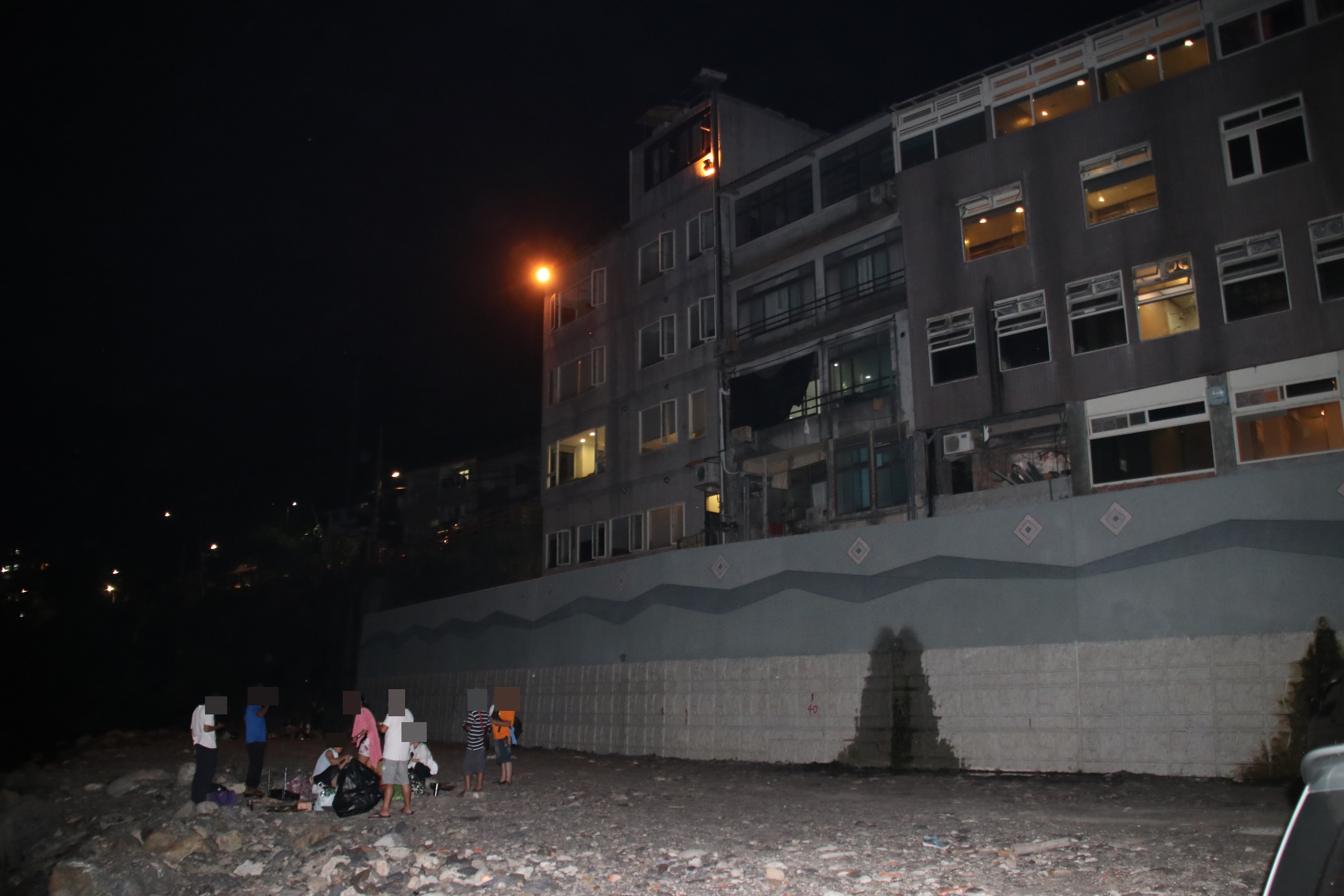 工程聯絡道上方即是各家溫泉湯屋透明景觀窗，下方不乏在野溪溫泉泡湯烤肉的遊客。