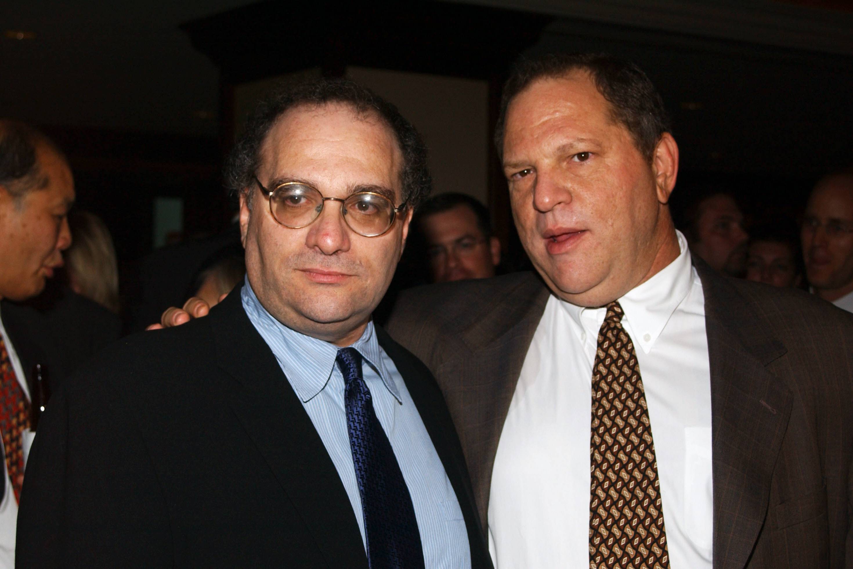 哈維（右）與鮑伯這對親兄弟多年來都是事業夥伴，如今哈維因性騷擾遭到董事會除名，鮑伯也要面對許多難題。（東方IC）