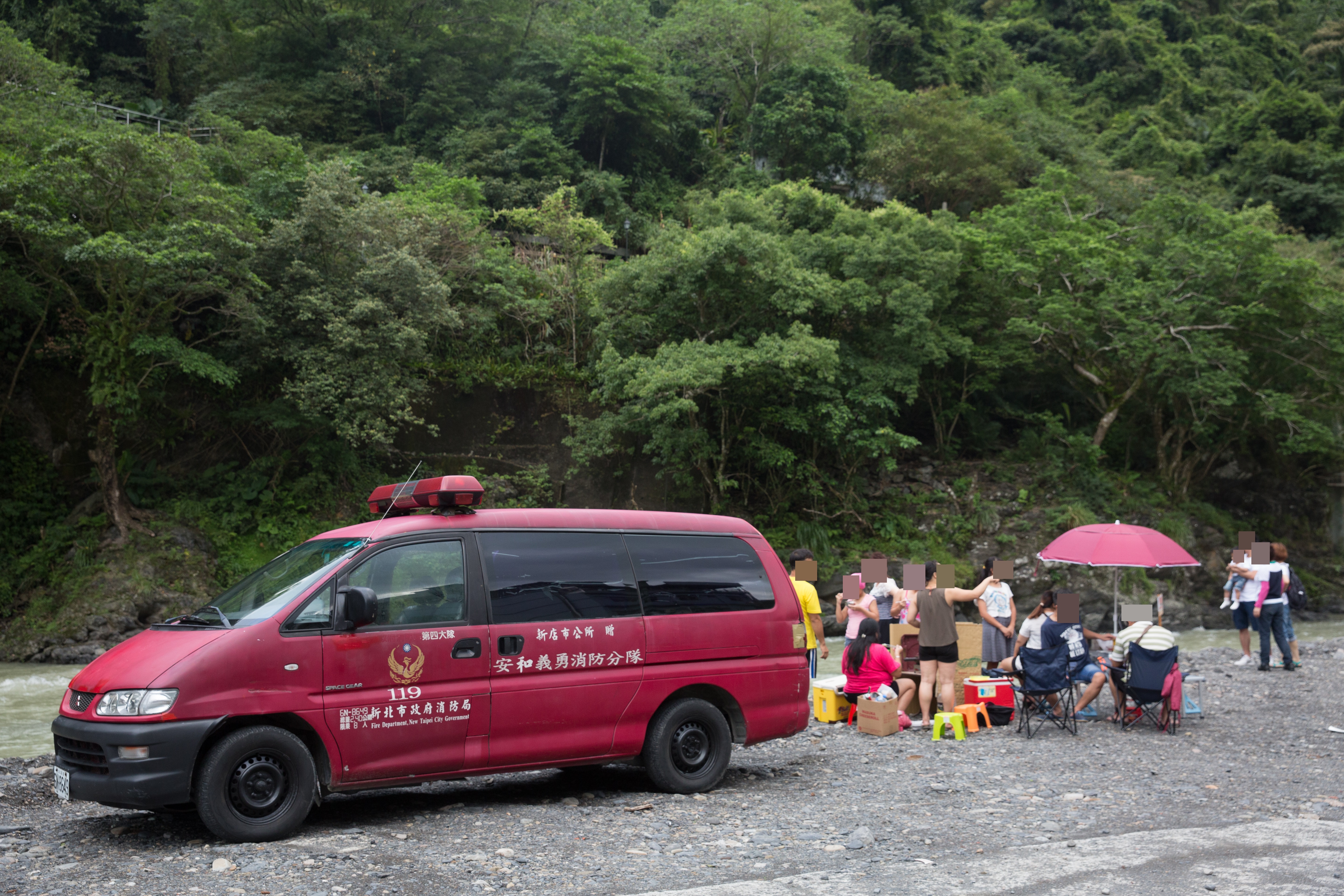 許多遊客會來到溪邊烤烤肉、泡泡溫泉，現場也有誤入18禁禁區的無辜家長。