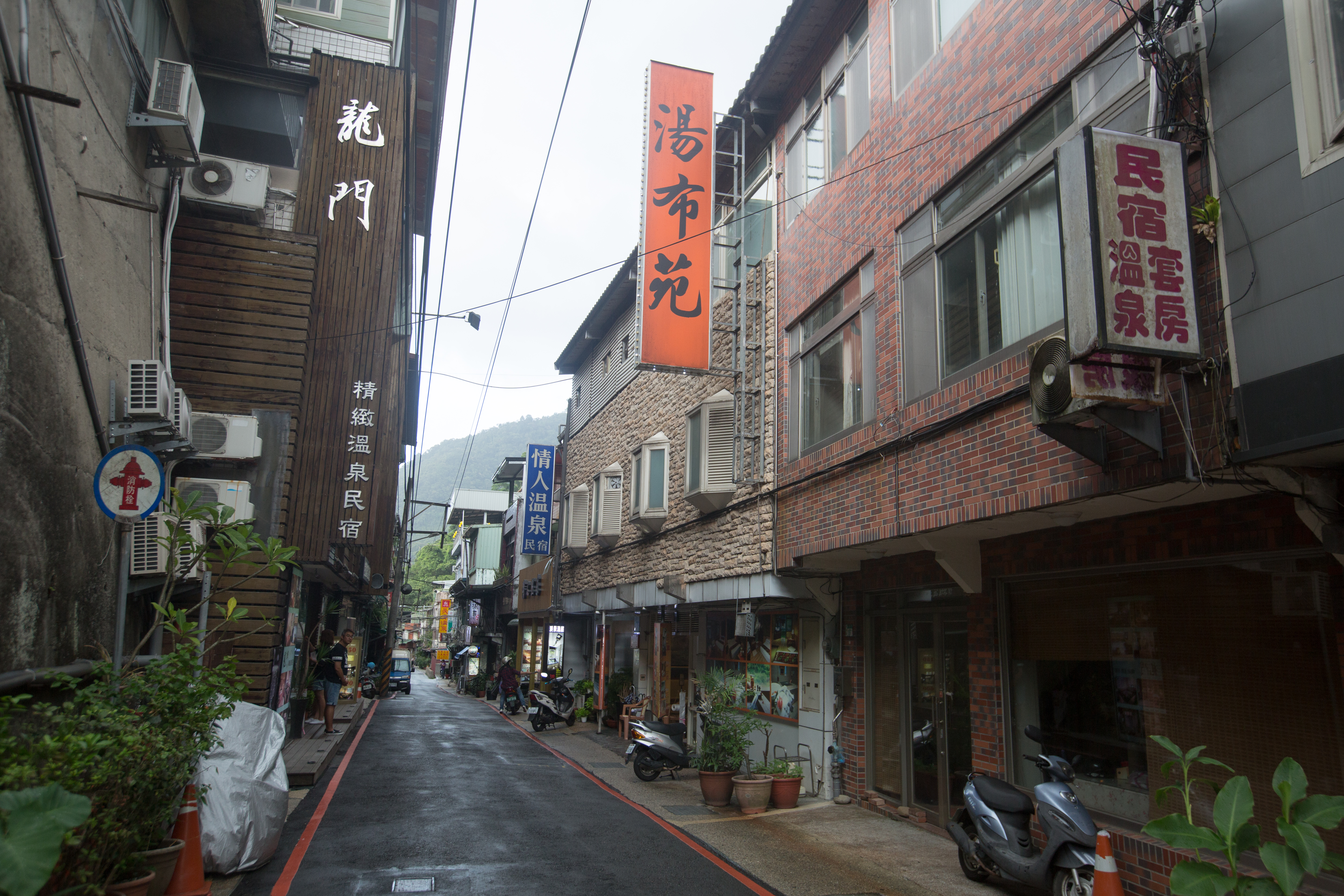 烏來多數溫泉業者多設有防窺設施，且進行告知的義務，以防顧客春光外洩。