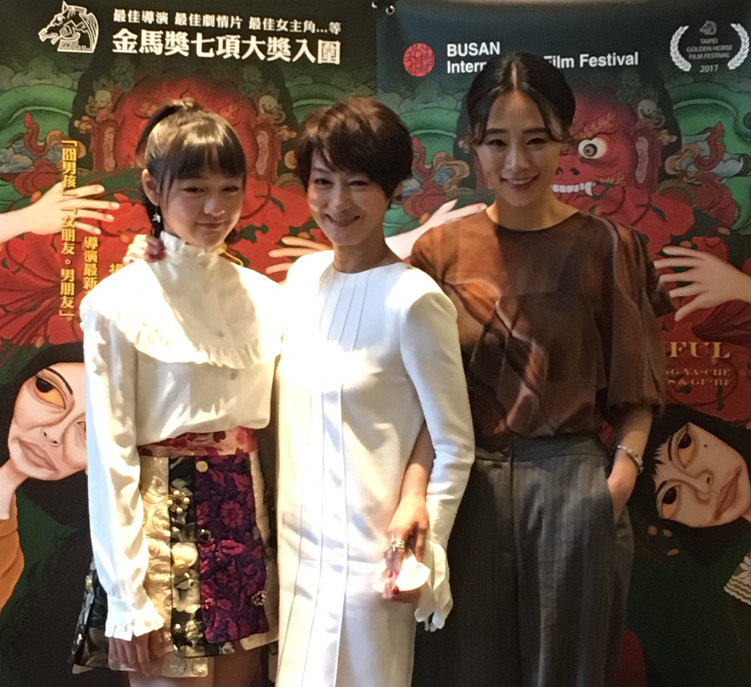 文淇(左起)、惠英紅、吳可熙「一家三口」出席釜山影展為《血觀音》宣傳造勢。(双喜提供)
