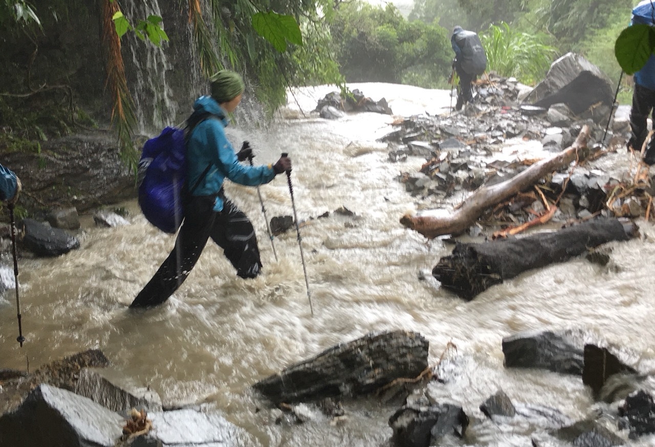 4男1女登山客本月7日申請入山，沿知本林道攀登海拔2,200公尺的大、小鬼湖，因知本瀑布水勢湍急受困山區。（翻攝畫面）