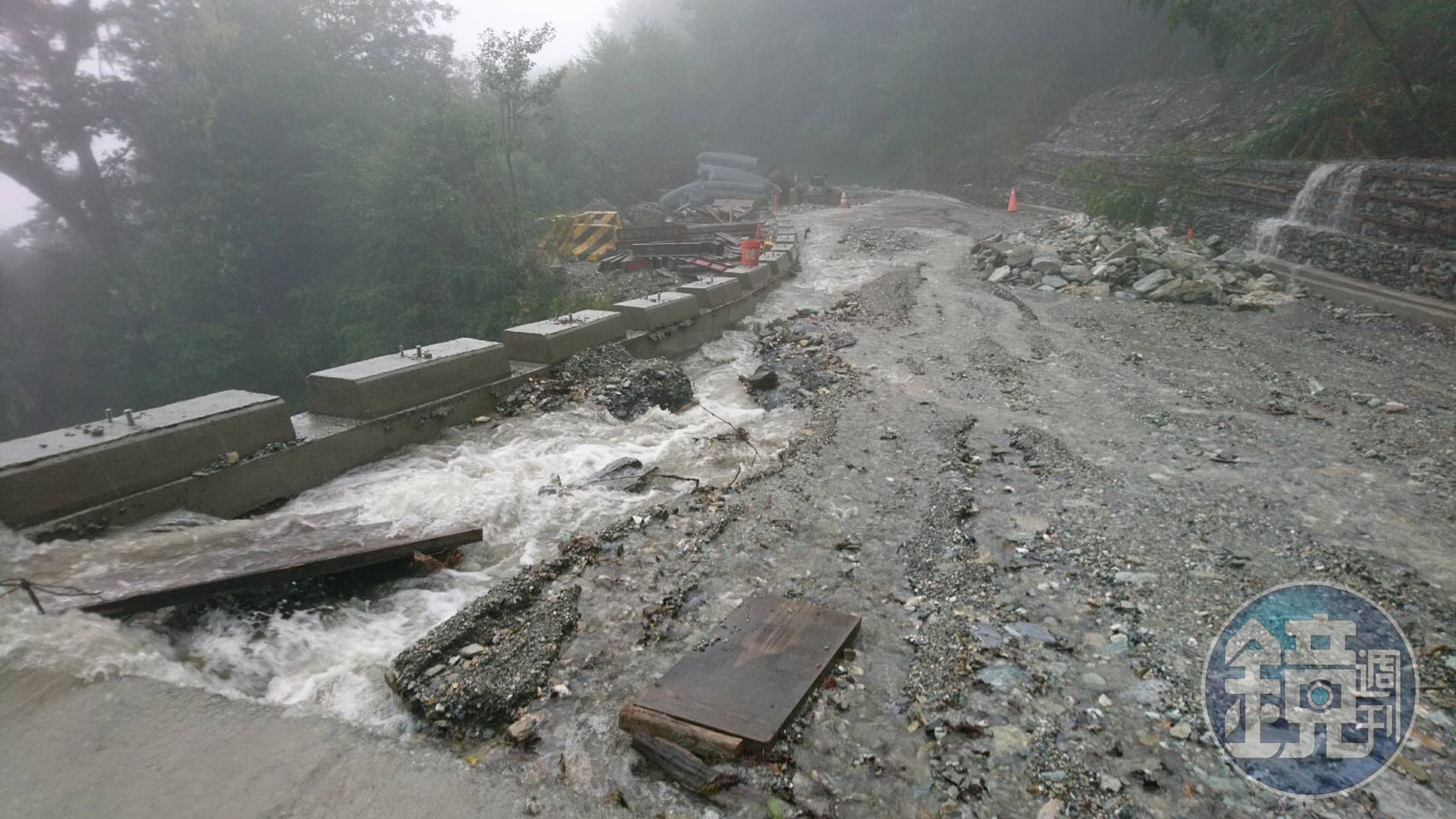 南橫公路滿目瘡痍，原本的工地瞬間都成為河流，處處都成為險境。