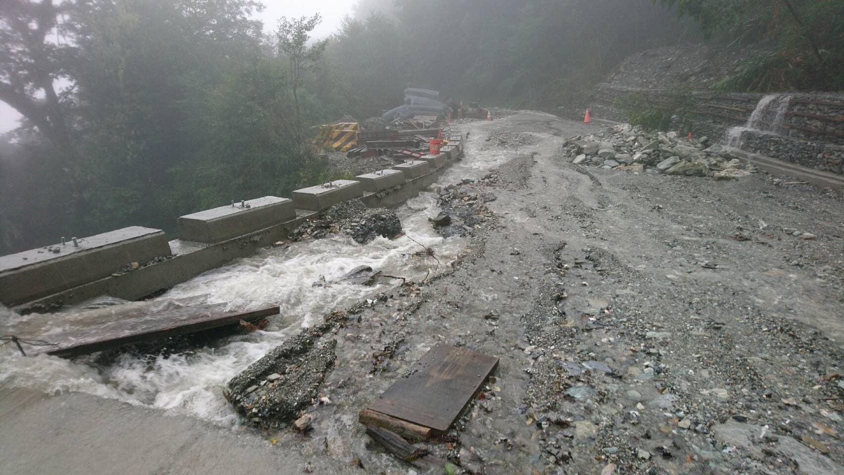 南橫公路滿目瘡痍，原本的工地瞬間都成為河流，處處都成為險境。